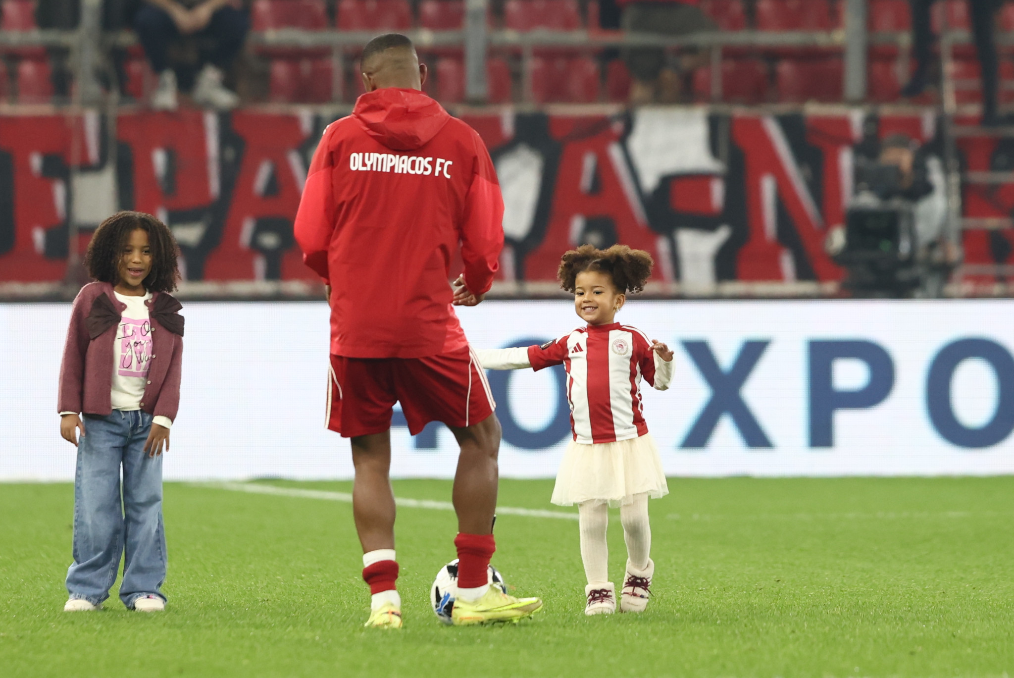 Το video του Athletiko με τον Ελ Κααμπί να παίζει με τα παιδιά του και να αποθεώνεται από το κοινό