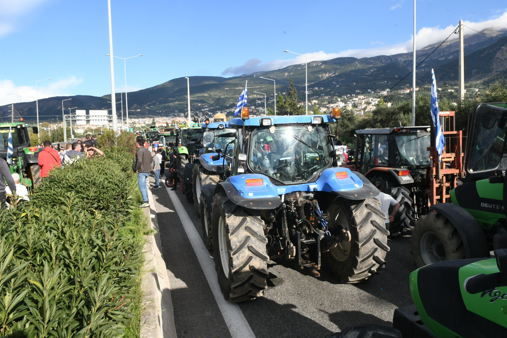 Ομάδα μπάσκετ της Τουρκίας έπεσε σε «μπλόκο» αγροτών στη Θήβα (video)