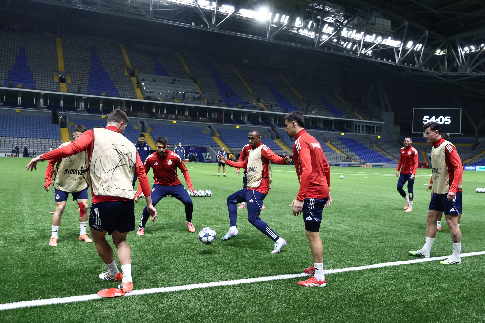 Στην «Αστάνα Αρένα» ο Ολυμπιακός - Εικόνες από την προπόνηση των «ερυθρολεύκων»