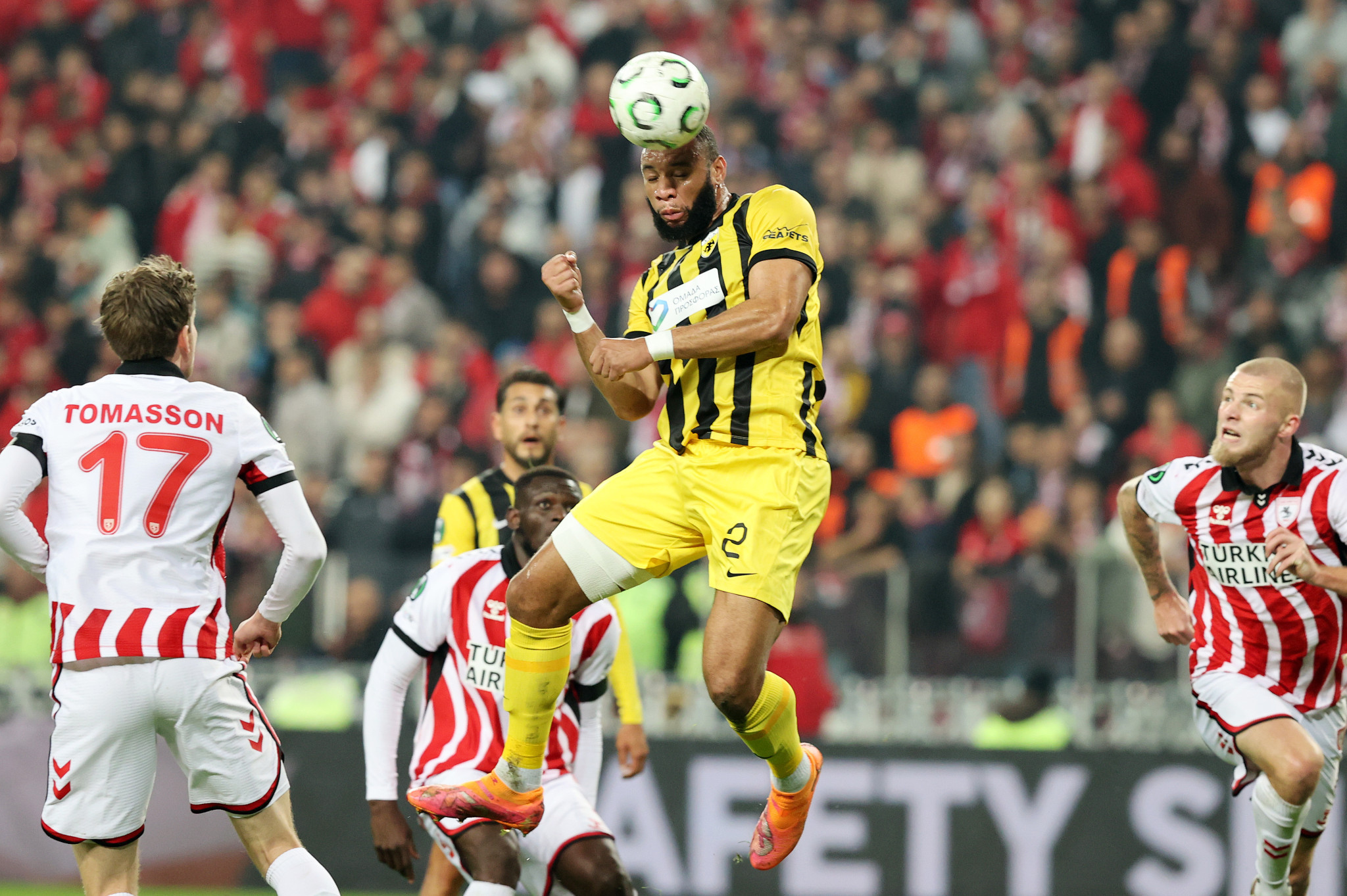 Αναγκαστική αλλαγή στο ημίχρονο ο Μουκουντί, στη θέση του ο Βίντα