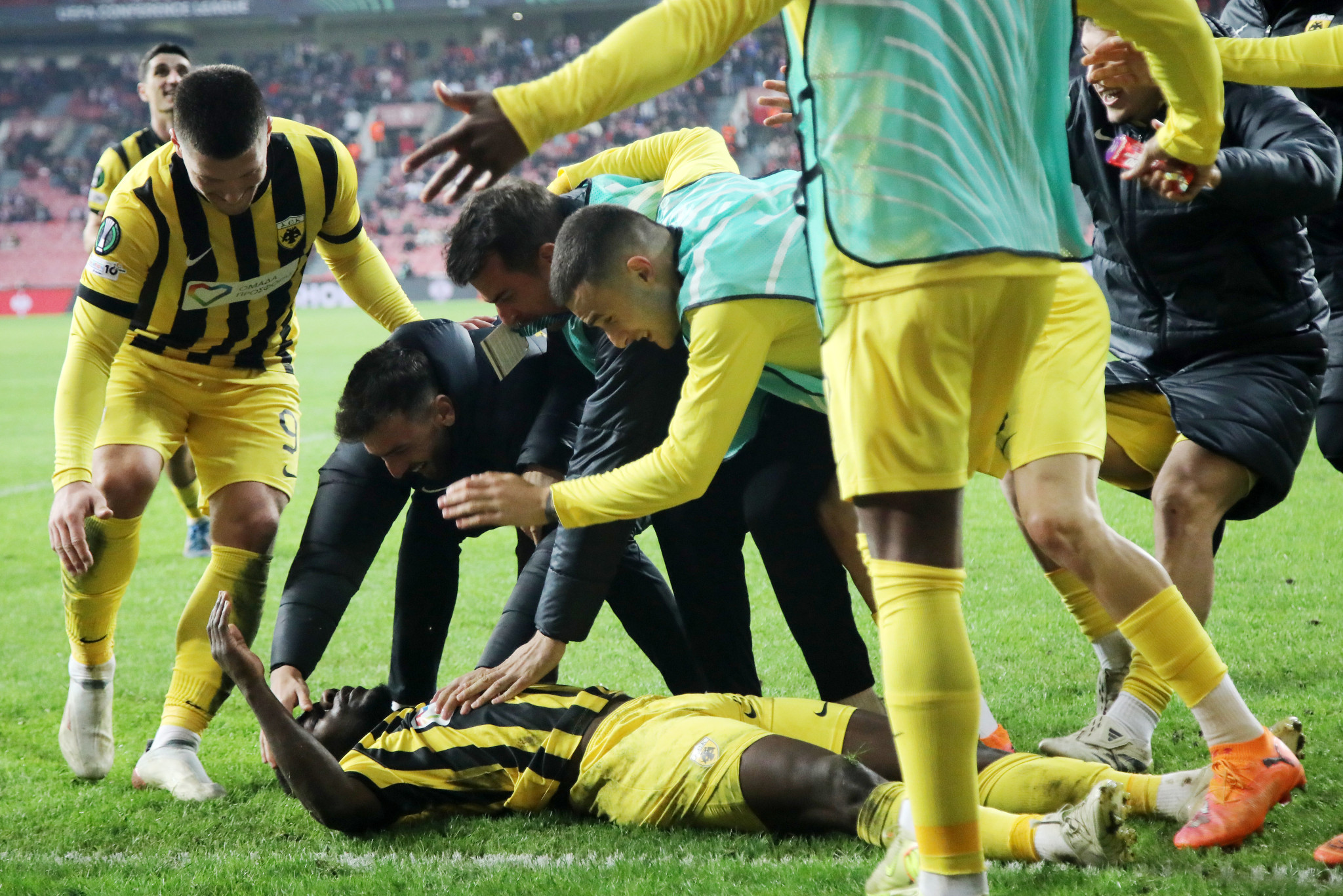 Ξέσπασμα στα γκολ, ομάδα και κόσμος «ένα» και «πάρτι» στα αποδυτήρια - Η παρακάμερα της ΑΕΚ στην Σαμψούντα