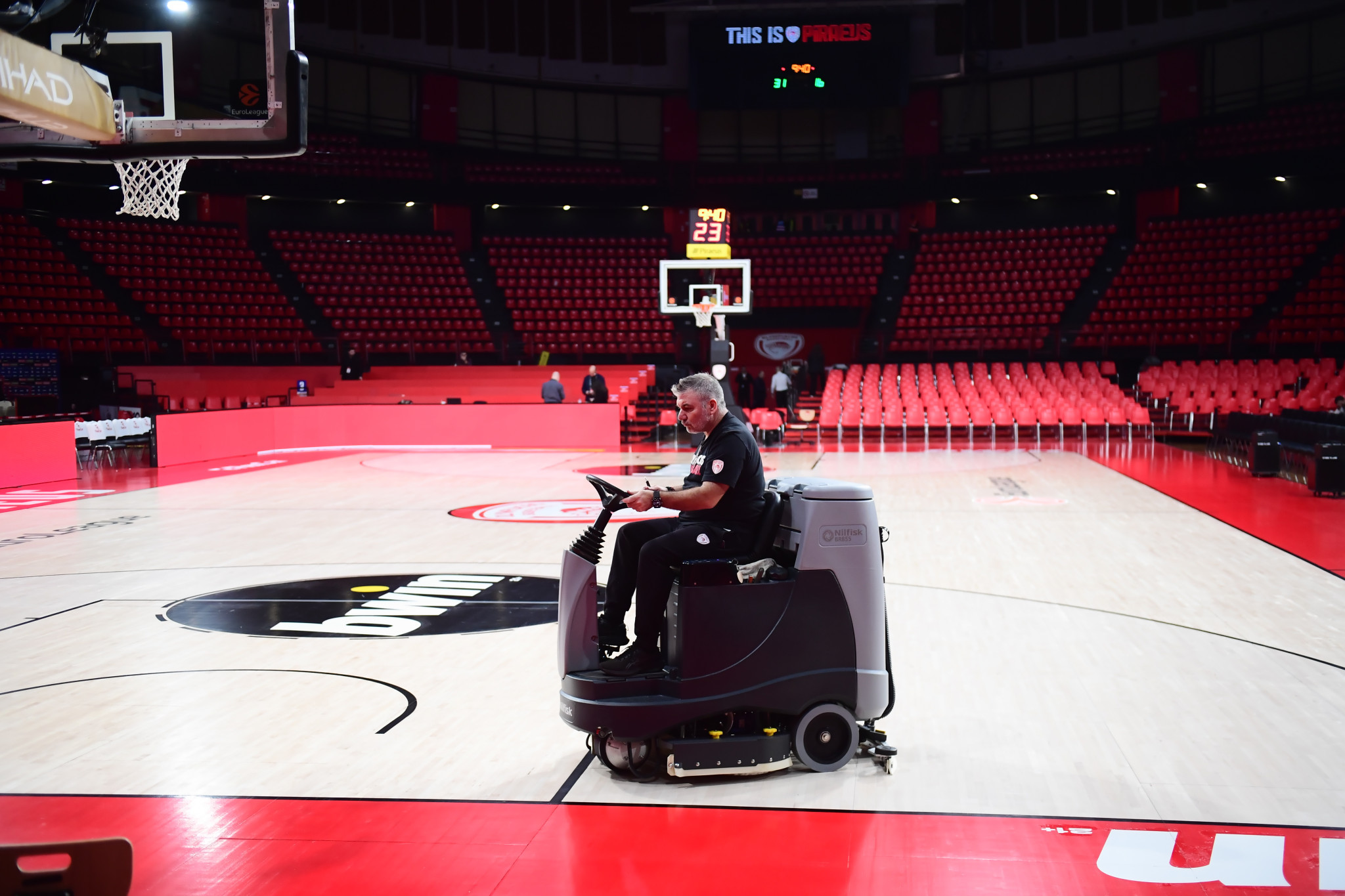 Αγώνας δρόμου από τους ανθρώπους του Ολυμπιακού για να είναι έτοιμο το ΣΕΦ (photos)