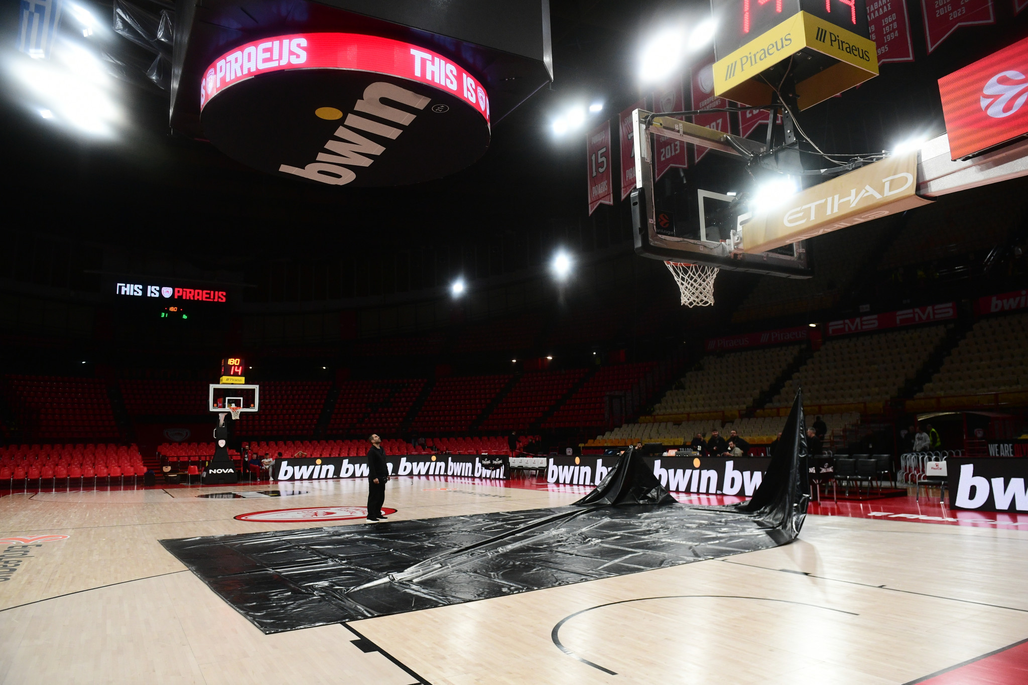 Μαύρα προστατευτικά στο ΣΕΦ για να καλυφθεί η οροφή που στάζει (video)