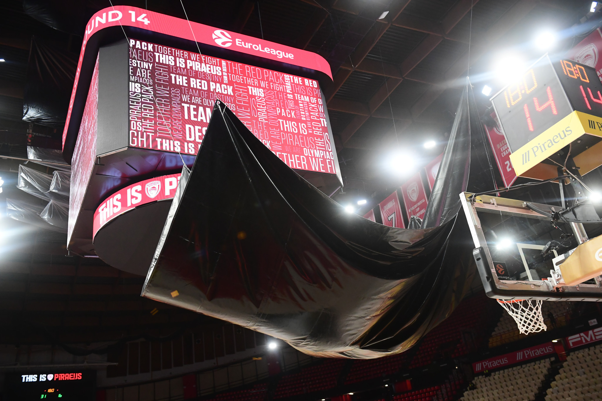 Μαύρα προστατευτικά στο ΣΕΦ για να καλυφθεί η οροφή που στάζει (video)