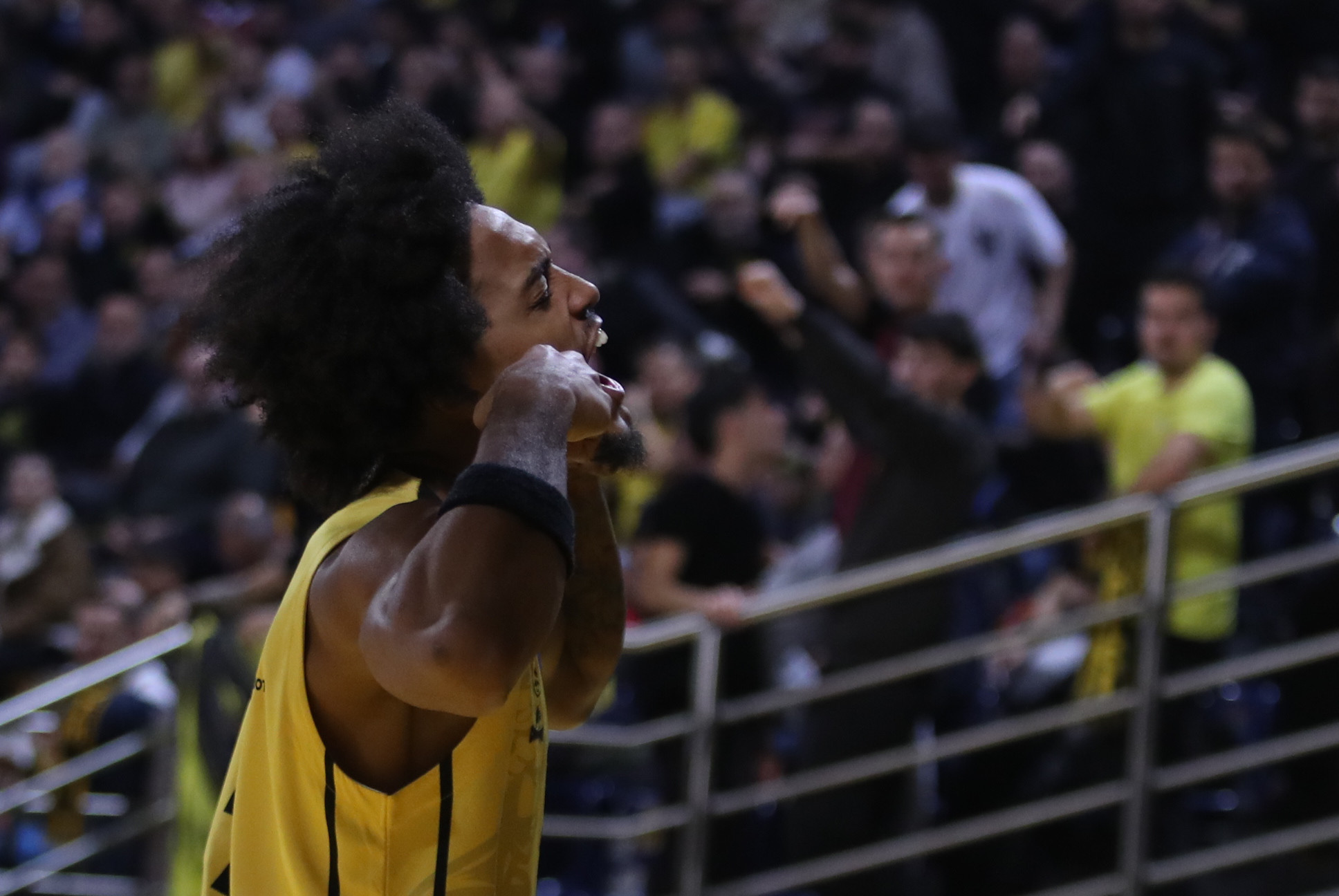 Ο Άρης έβγαλε την τελευταία άμυνα και έφυγε νικητής από το Αμβούργο με σούπερ Τζόουνς και clutch... Νουά!