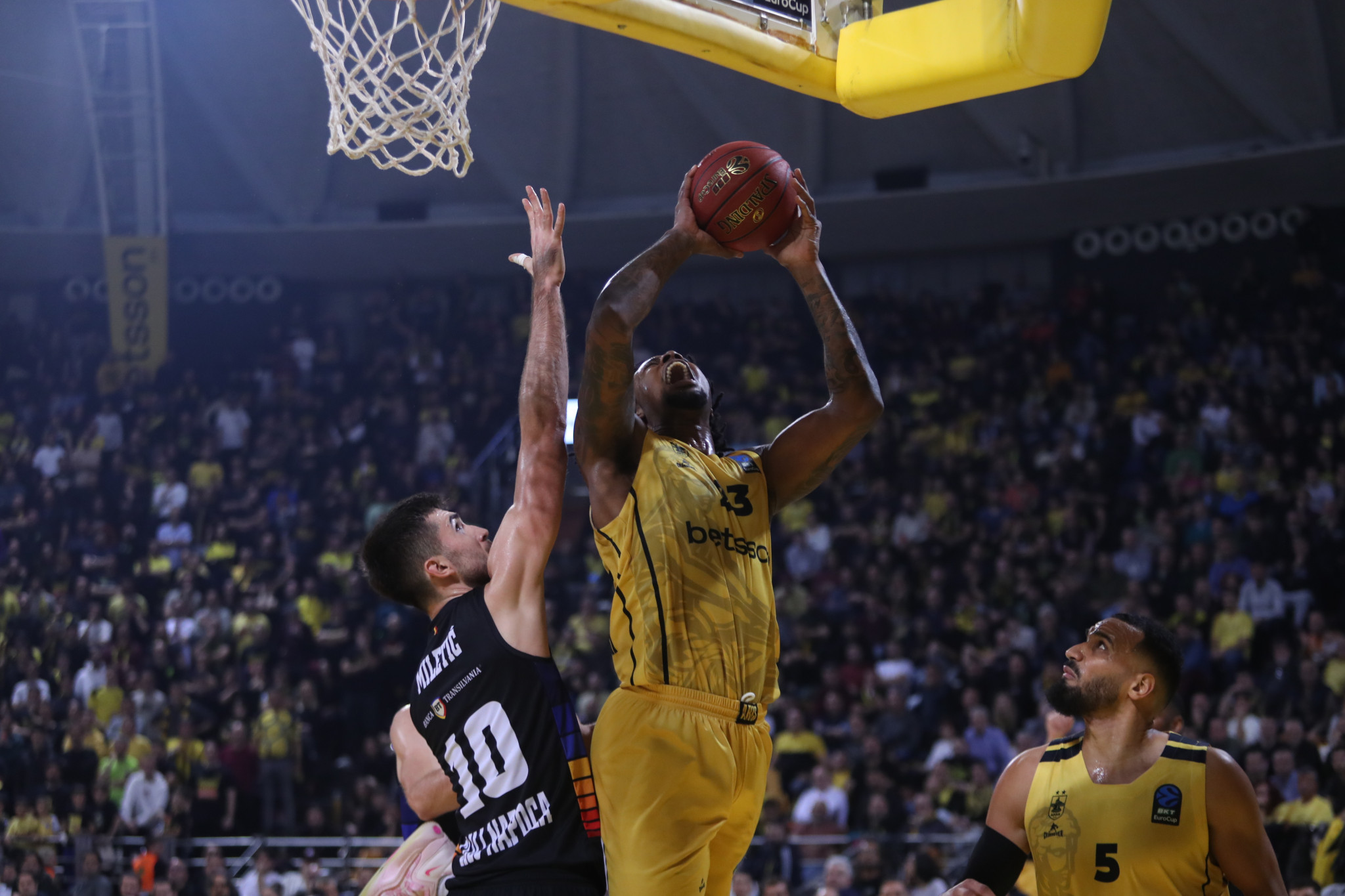 Ο Άρης «κάηκε» από τα λάθη του στο φινάλε και γνώρισε την ήττα από την Κλουζ στη Θεσσαλονίκη