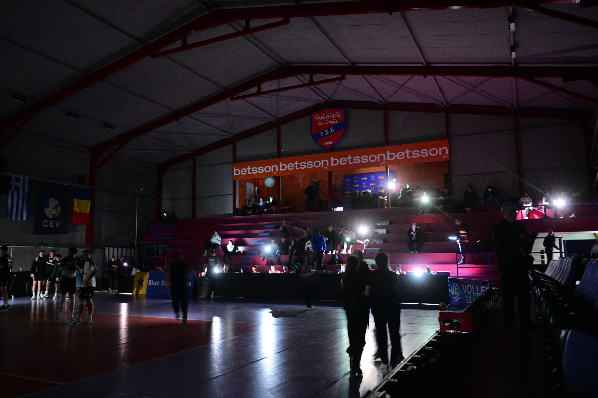 Η στιγμή που έπεσαν τα φώτα στο Ολυμπιακός-ΠΑΟΚ στον τελικό του League Cup (video)