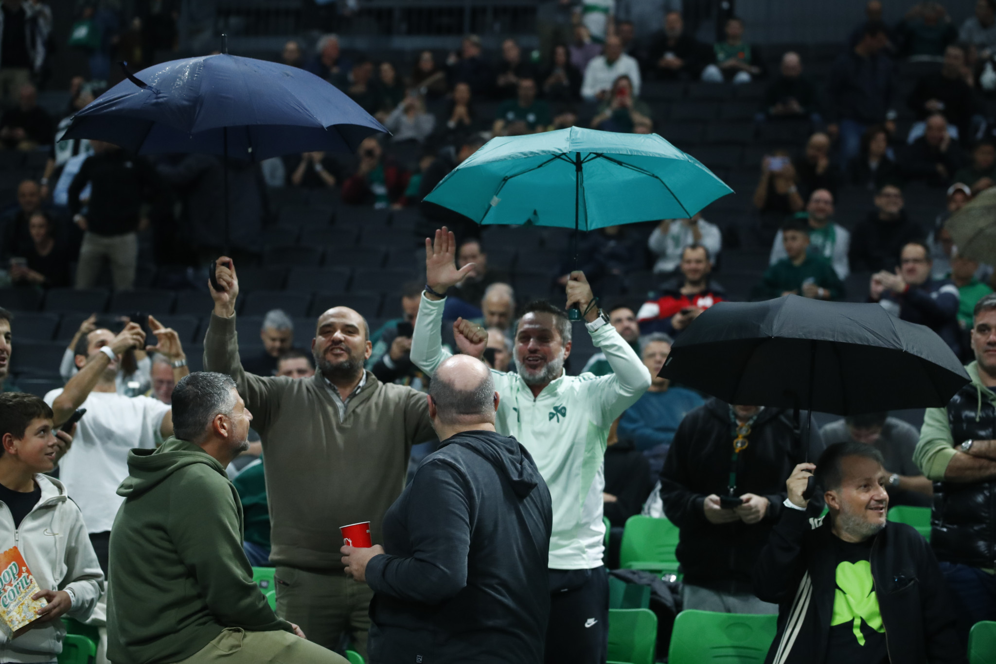 Φίλοι του Παναθηναϊκού άνοιξαν ομπρέλες στο Telekom Center! (photos)
