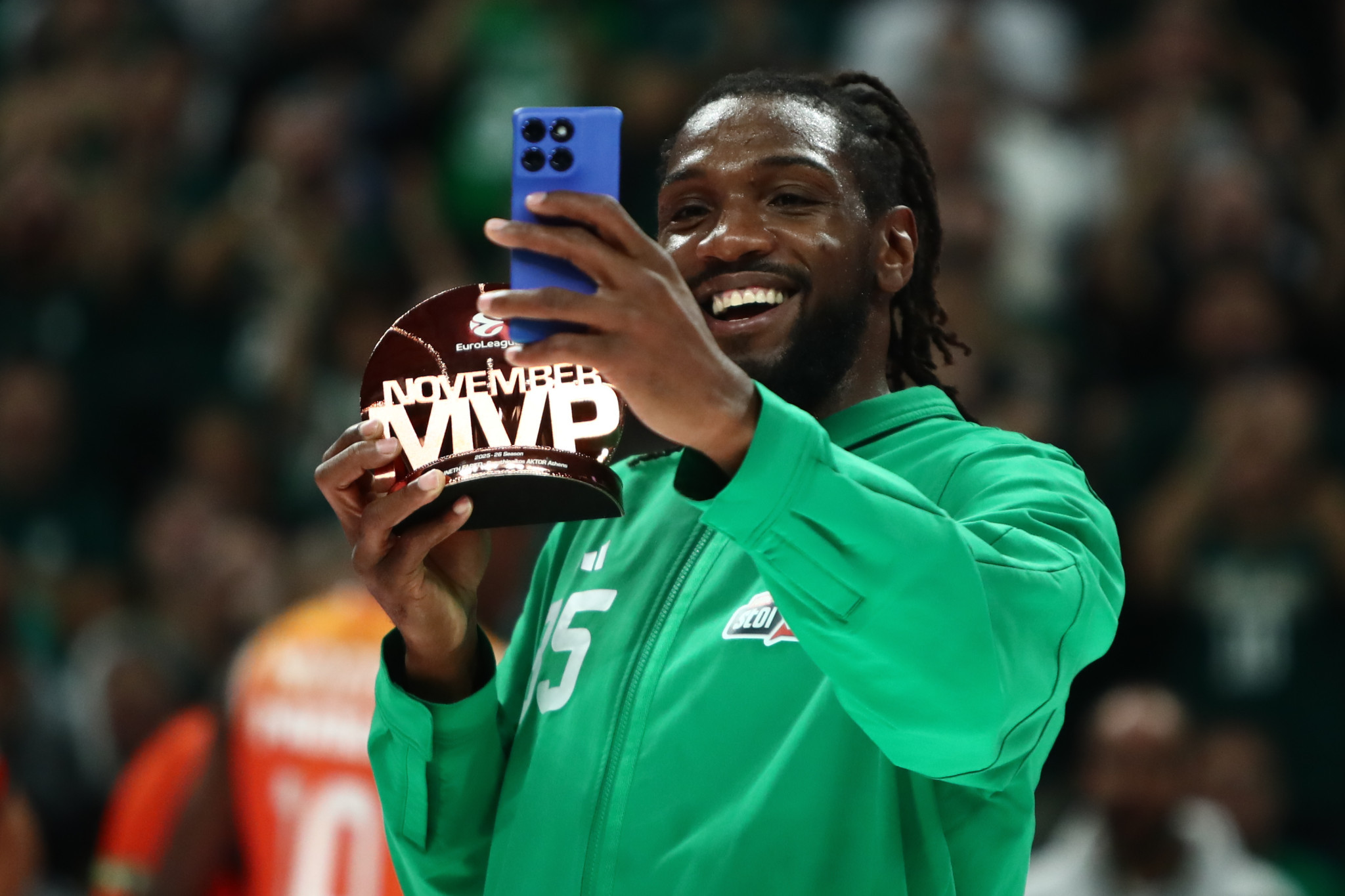 Ο Φαρίντ παρέλαβε το βραβείο του MVP για τον μήνα Νοέμβρη και τράβηξε μαζί του σέλφι (video)