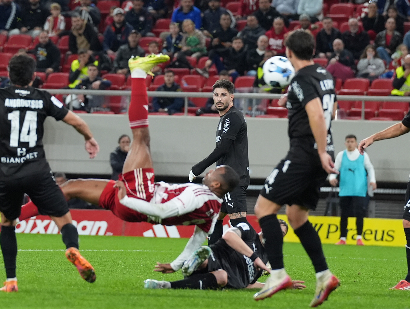 Με «ψαλιδάκι» και κεφαλιά από τον Ελ Κααμπί τα πρώτα δύο γκολ του Ολυμπιακού κόντρα στον ΟΦΗ (video)