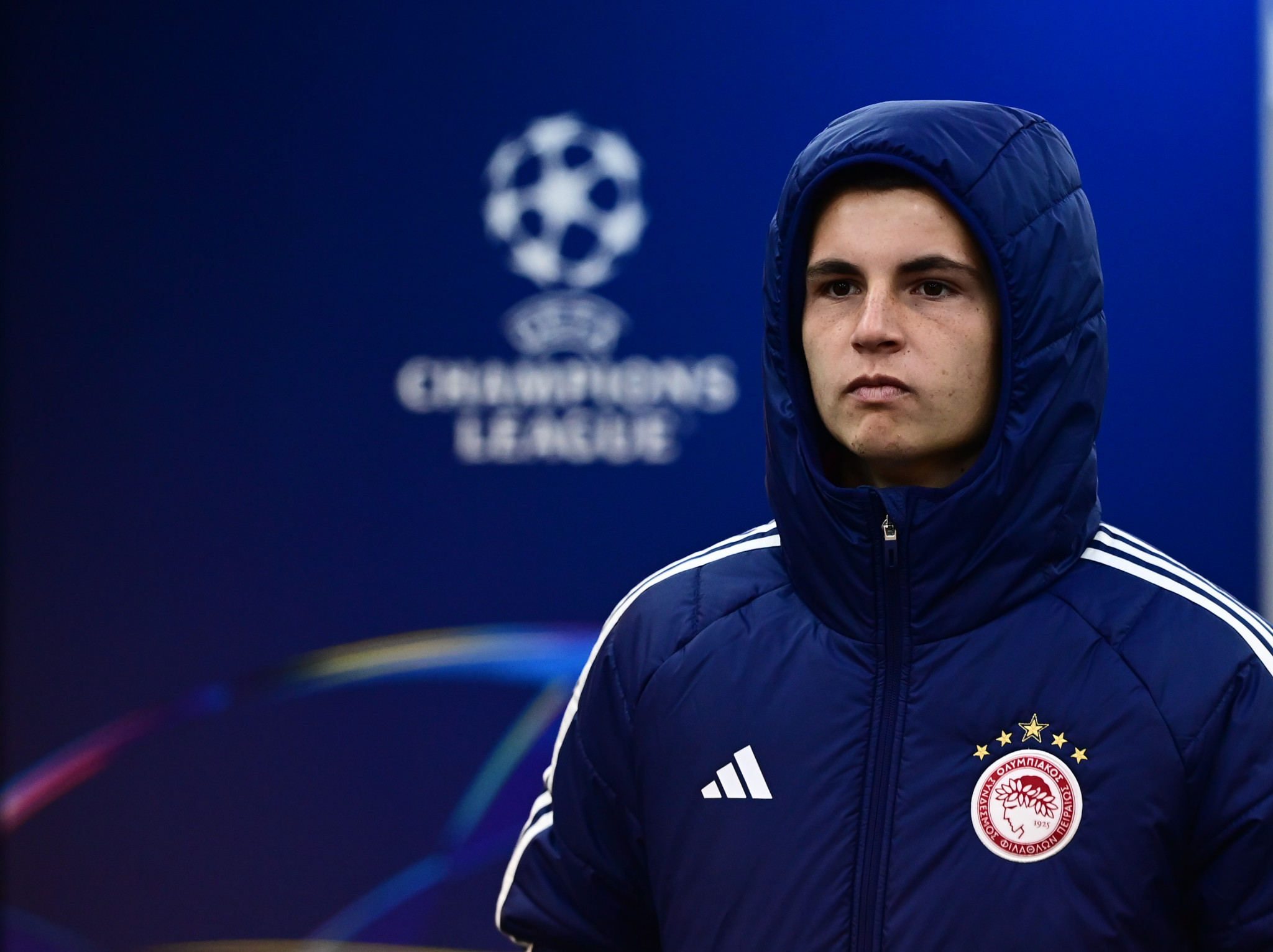 Η άφιξη του Ολυμπιακού στο γήπεδο της Καϊράτ και το... τελετουργικό του Μουζακίτη (video)