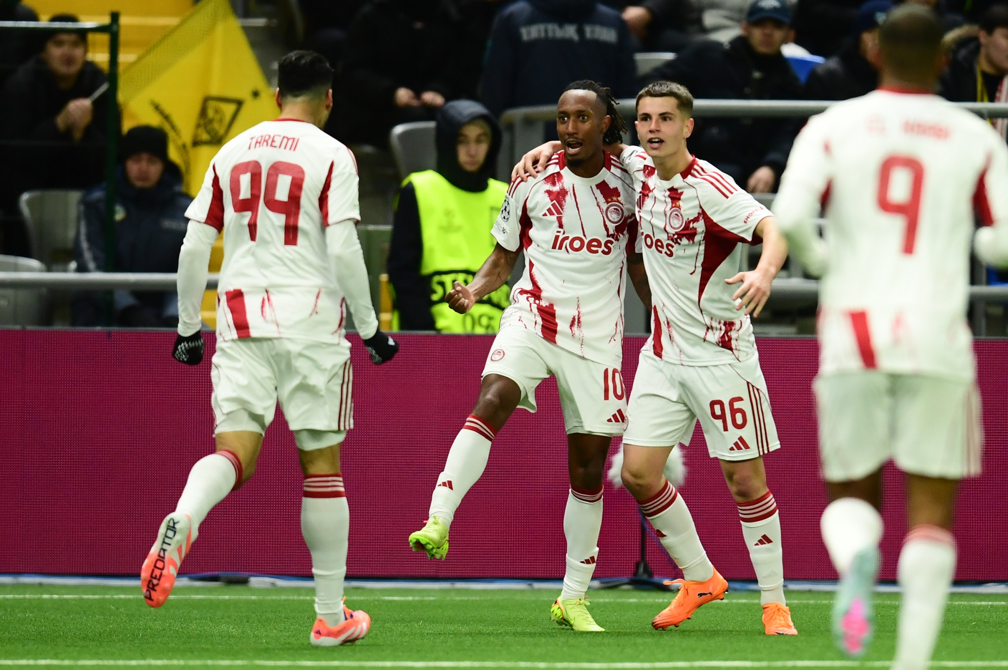 Ο Μαρτίνς βρήκε την... κλειδαρότρυπα και ο Ολυμπιακός πήρε «καυτή» νίκη στην παγωμένη Αστάνα