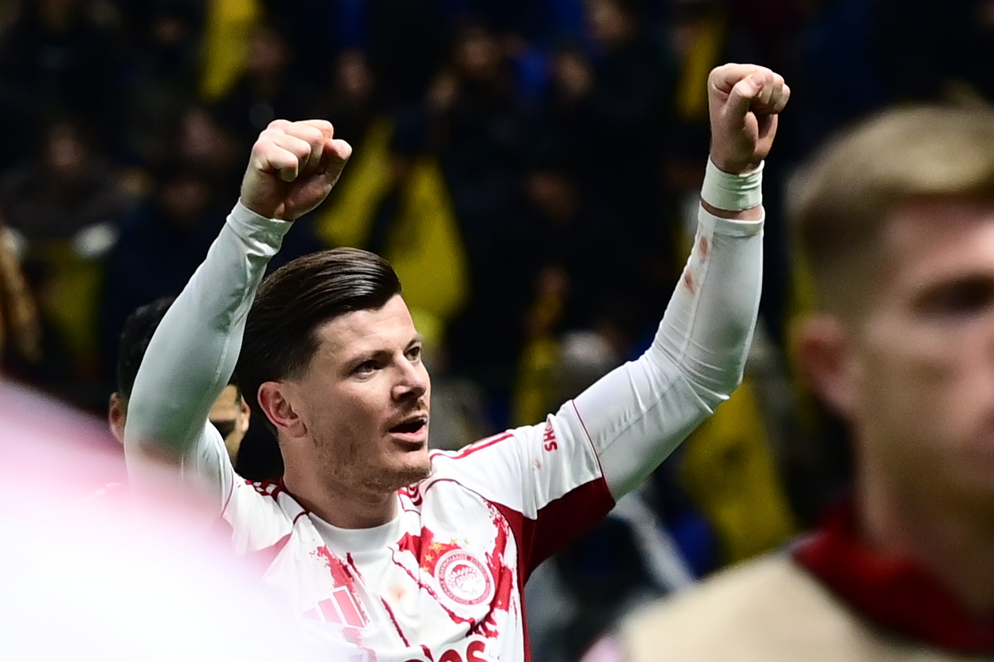 Παίκτες και κόσμος έγιναν ένα και πανηγύρισαν μαζί τη νίκη του Ολυμπιακού στο Καζακστάν (video)