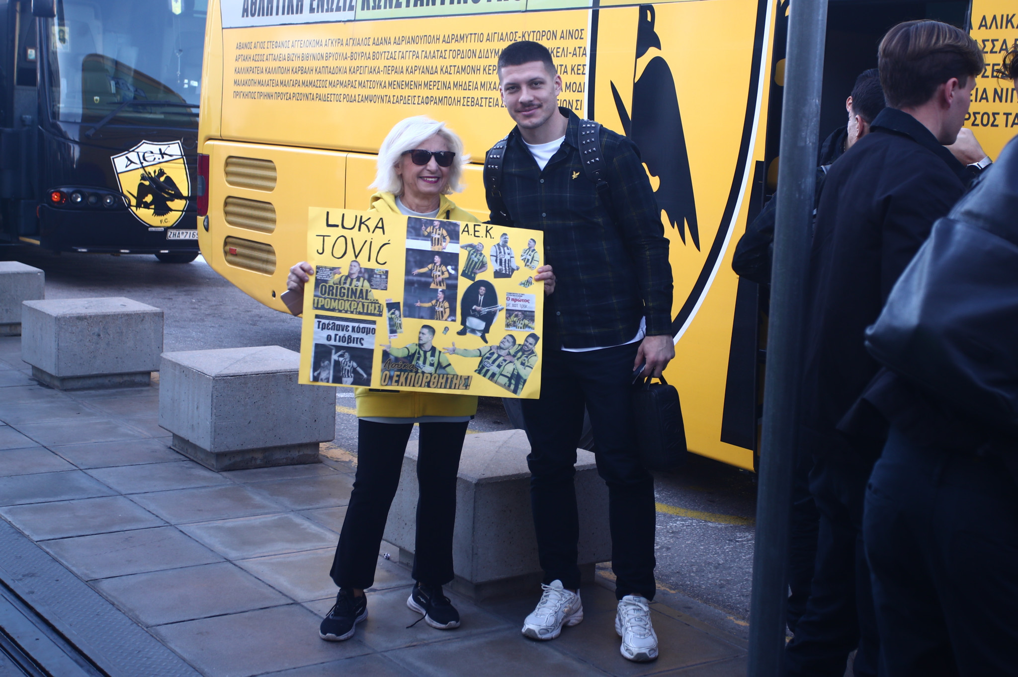 Η έκπληξη στον Λούκα Γιόβιτς από θαυμάστρια του στο αεροδρόμιο (video)