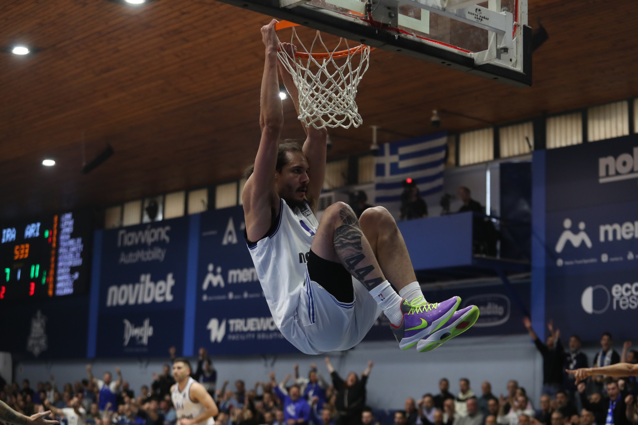 Ο Γουέαρ σε εντυπωσιακή φάση κάρφωσε με «μανία» το καλάθι του Άρη (video)