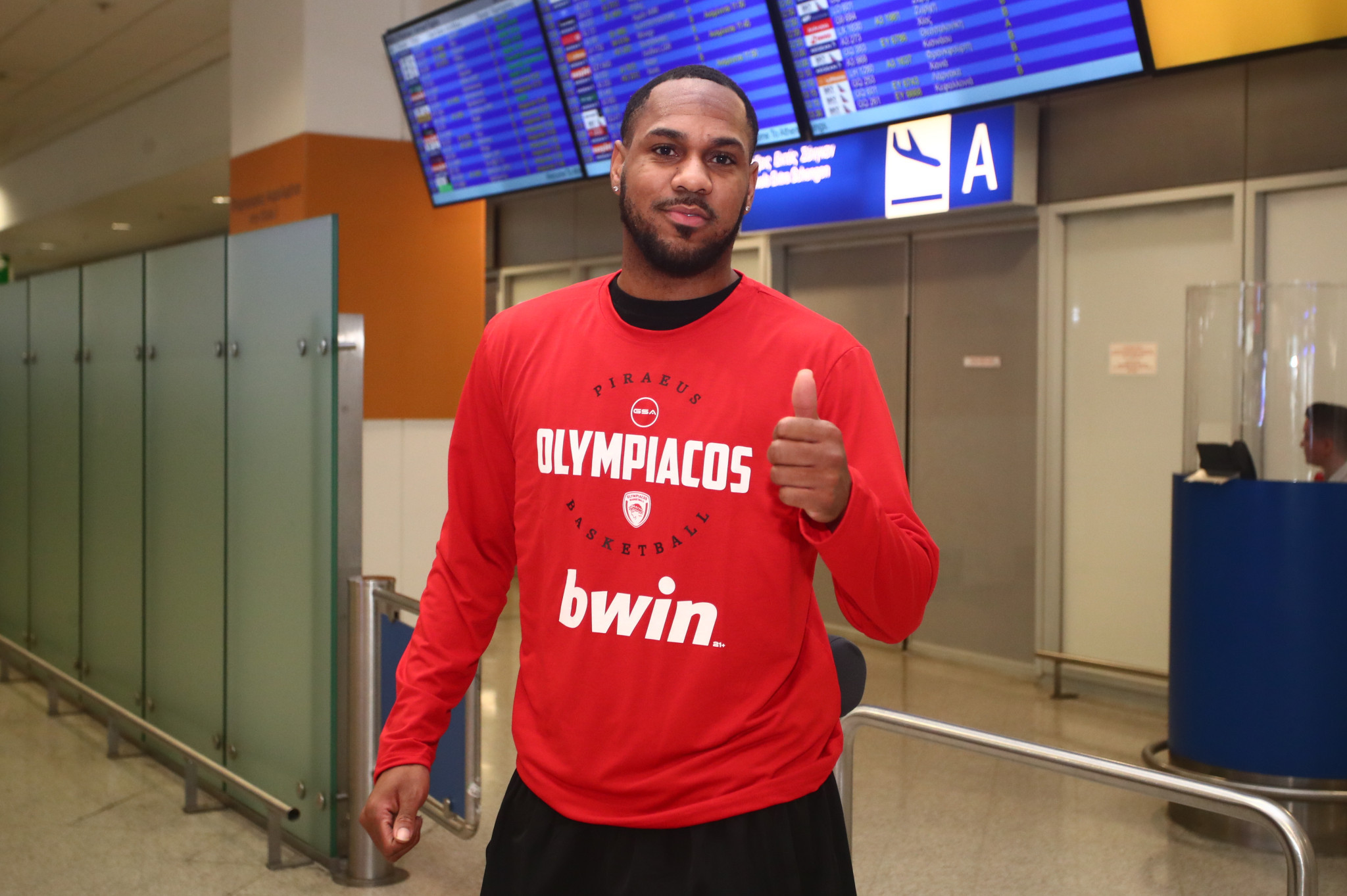 Ο Μόντε Μόρις έφτασε στο «Ελ. Βενιζέλος» για λογαριασμό του Ολυμπιακού - Περνάει από ιατρικά και πιάνει δουλειά