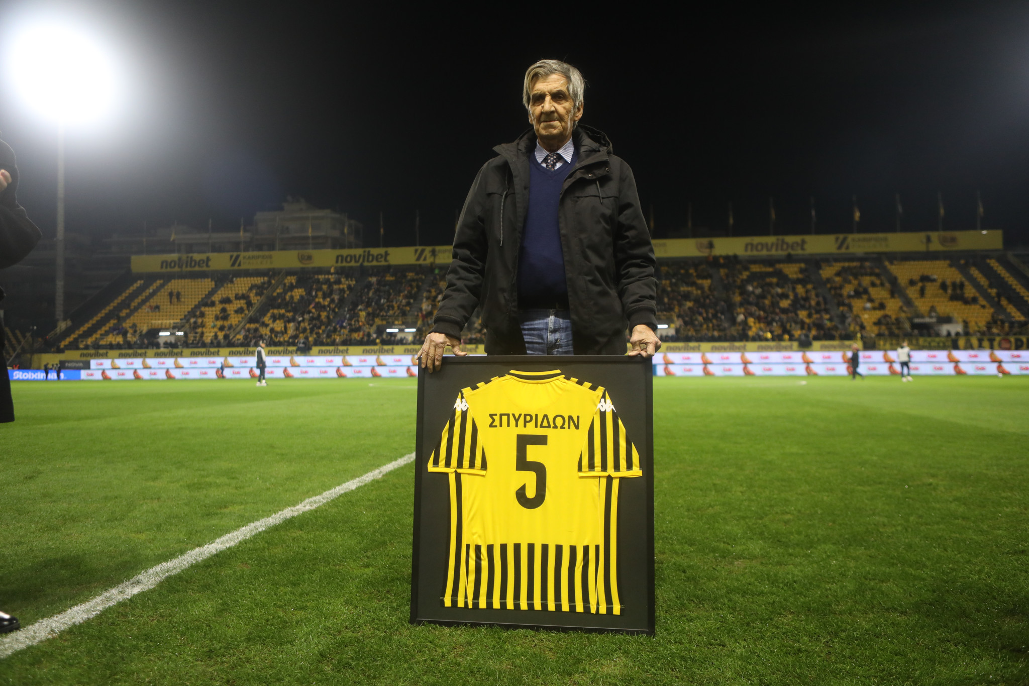 Τιμήθηκε πριν από το ντέρμπι ο θρυλικός «Ρίνγκο» του Αρη, Αγγελος Σπυρίδων