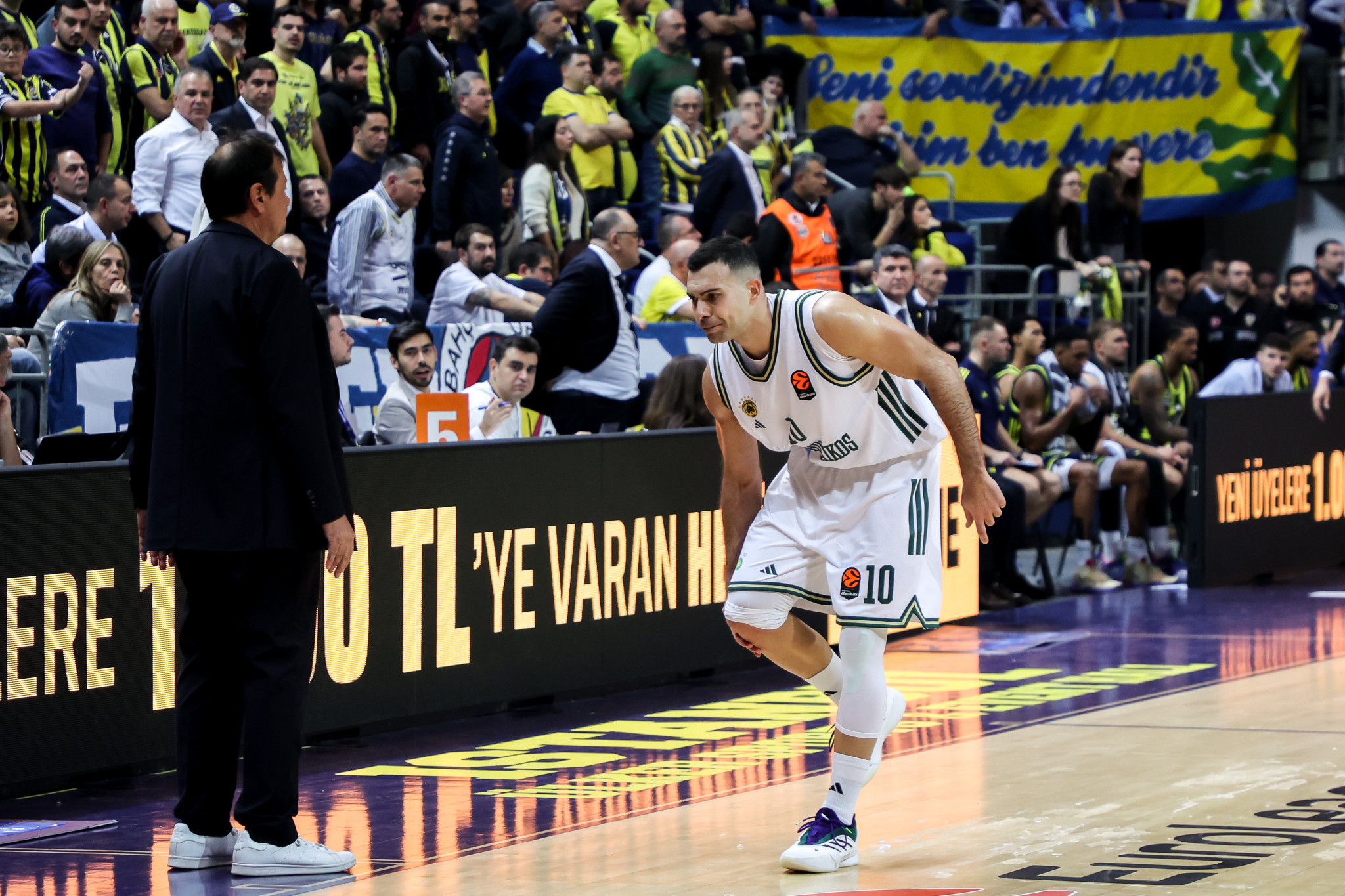 Αποχώρησε κουτσαίνοντας ο Σλούκας στο φινάλε του Φενέρμπαχτσε - Παναθηναϊκός