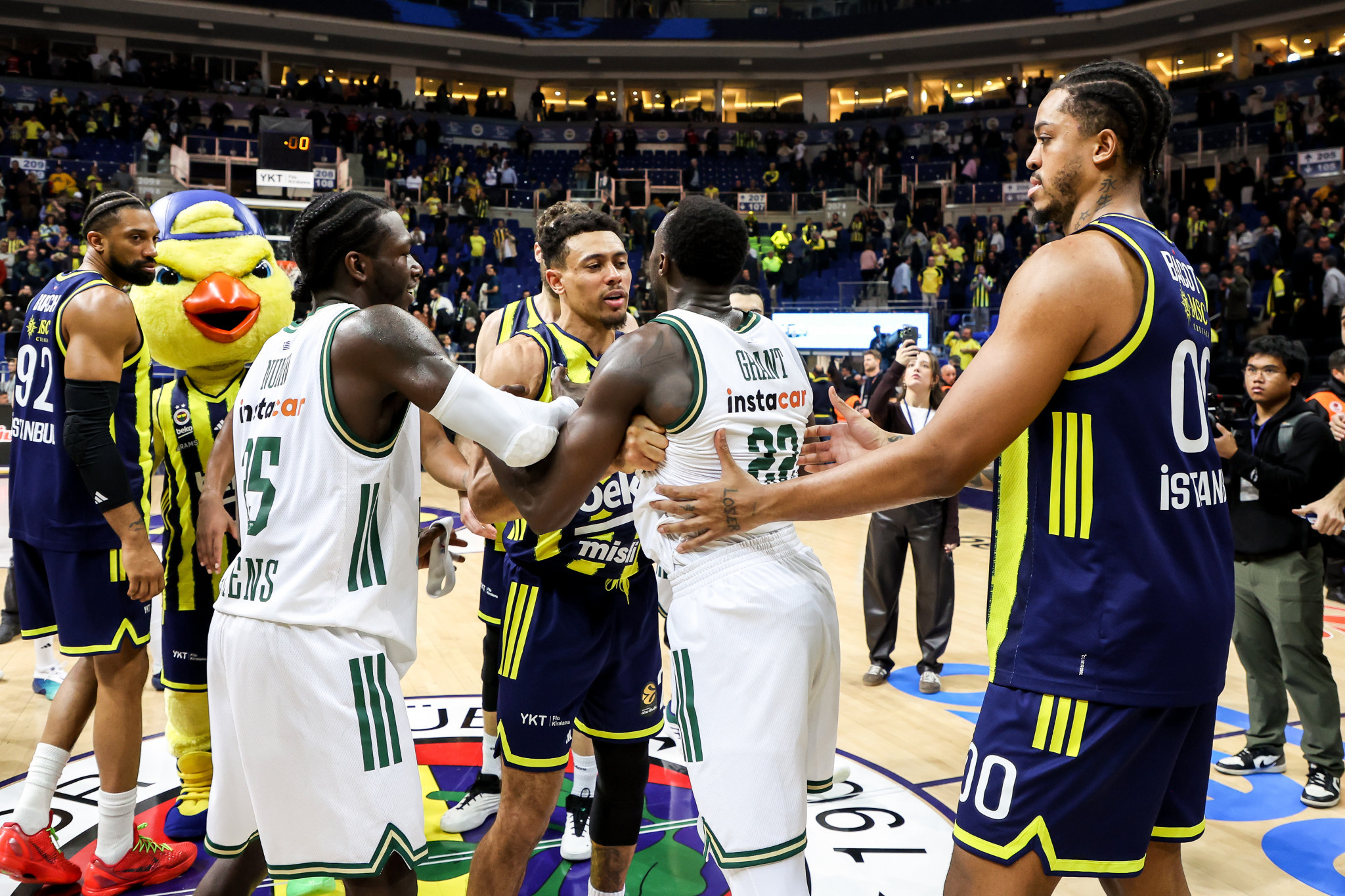 «Χοντρό» επεισόδιο Γκραντ με Μπόλντγουιν - Πιάστηκαν στα χέρια (video)