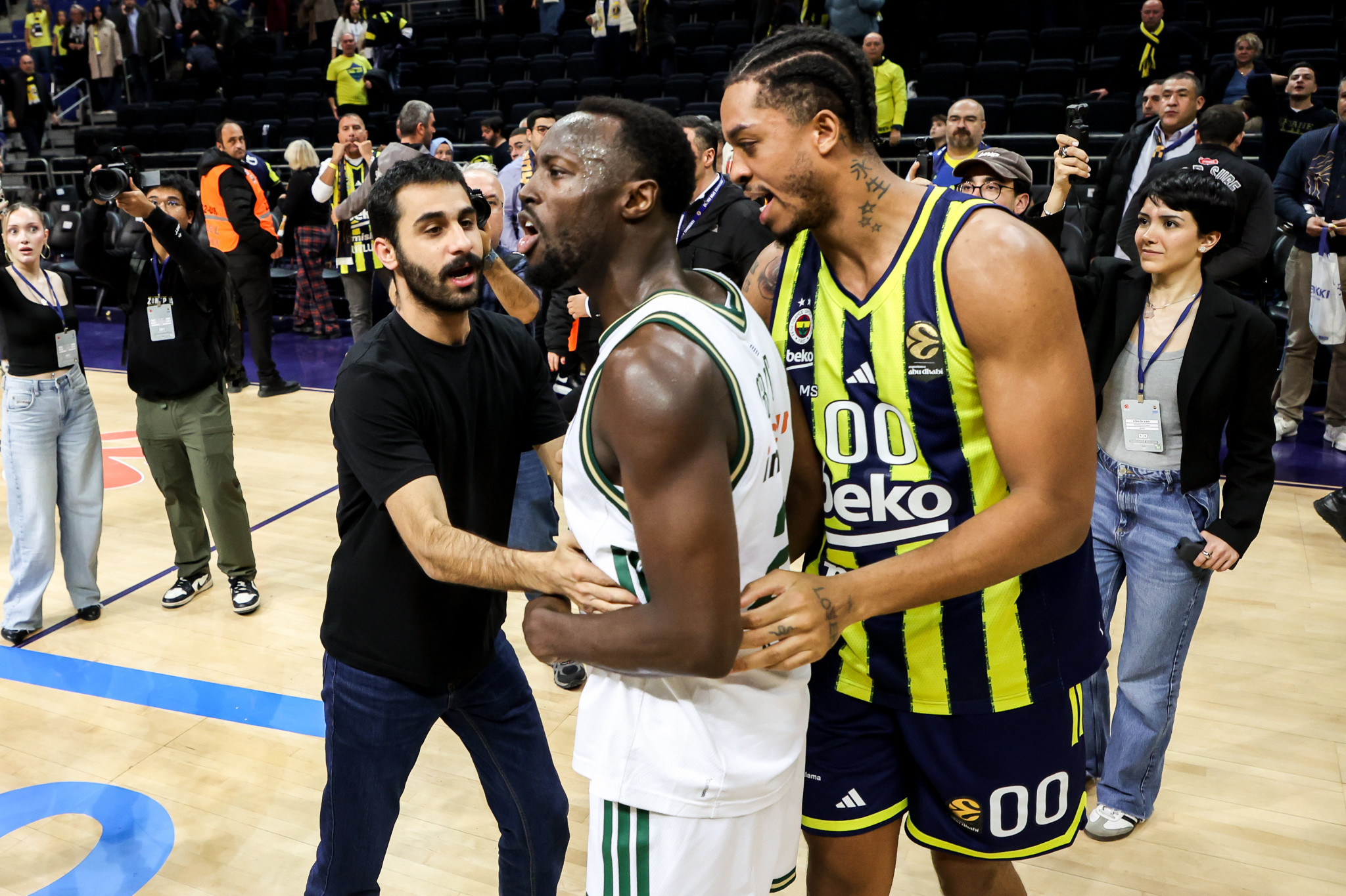 «Ντου» των οπαδών της Φενέρ στον διαιτητή - Τι αναφέρει το φύλλο αγώνα