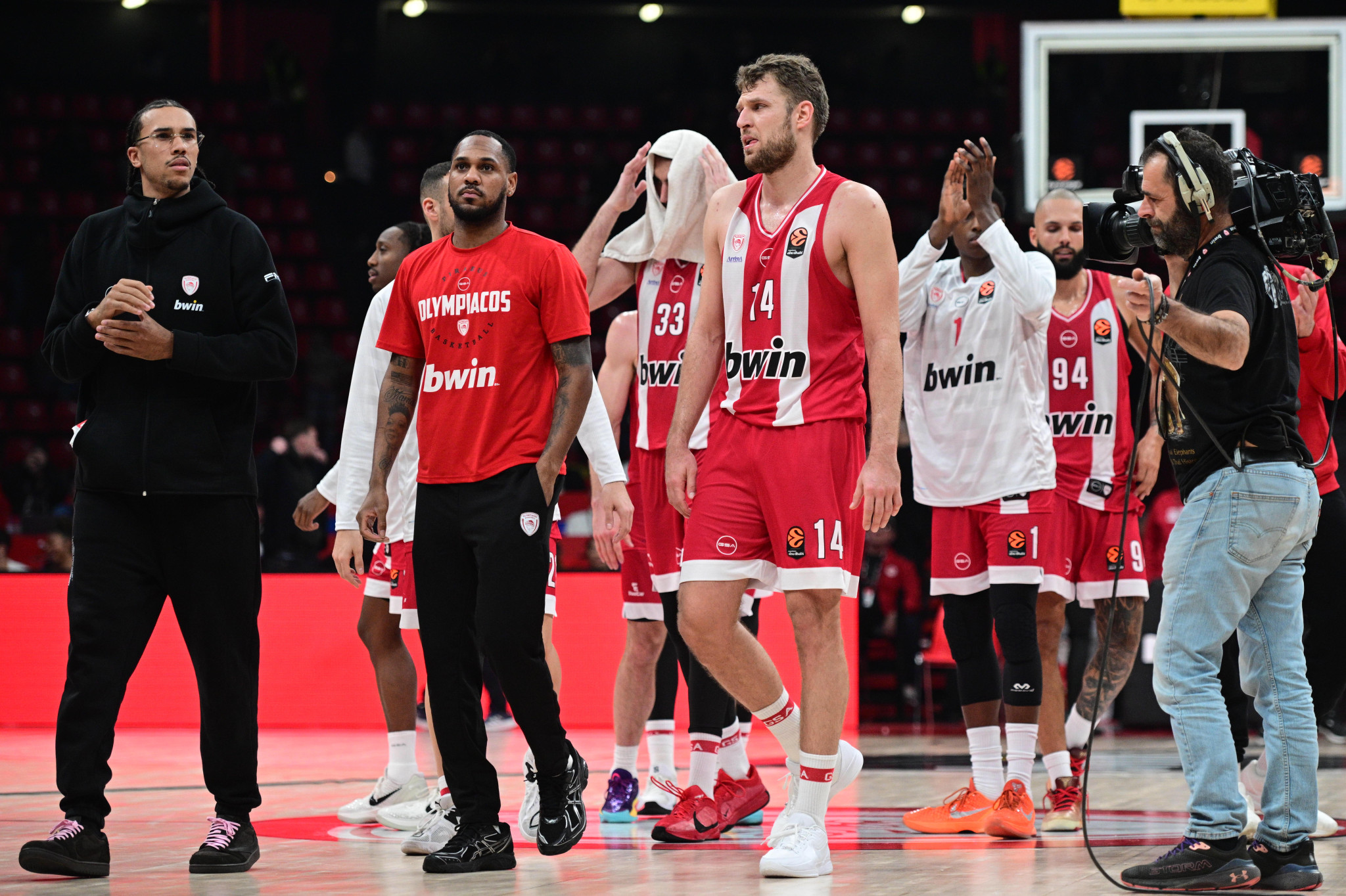 «Χλιαρές» αποδοκιμασίες στο ΣΕΦ μετά την ήττα του Ολυμπιακού από τη Βαλένθια (video)