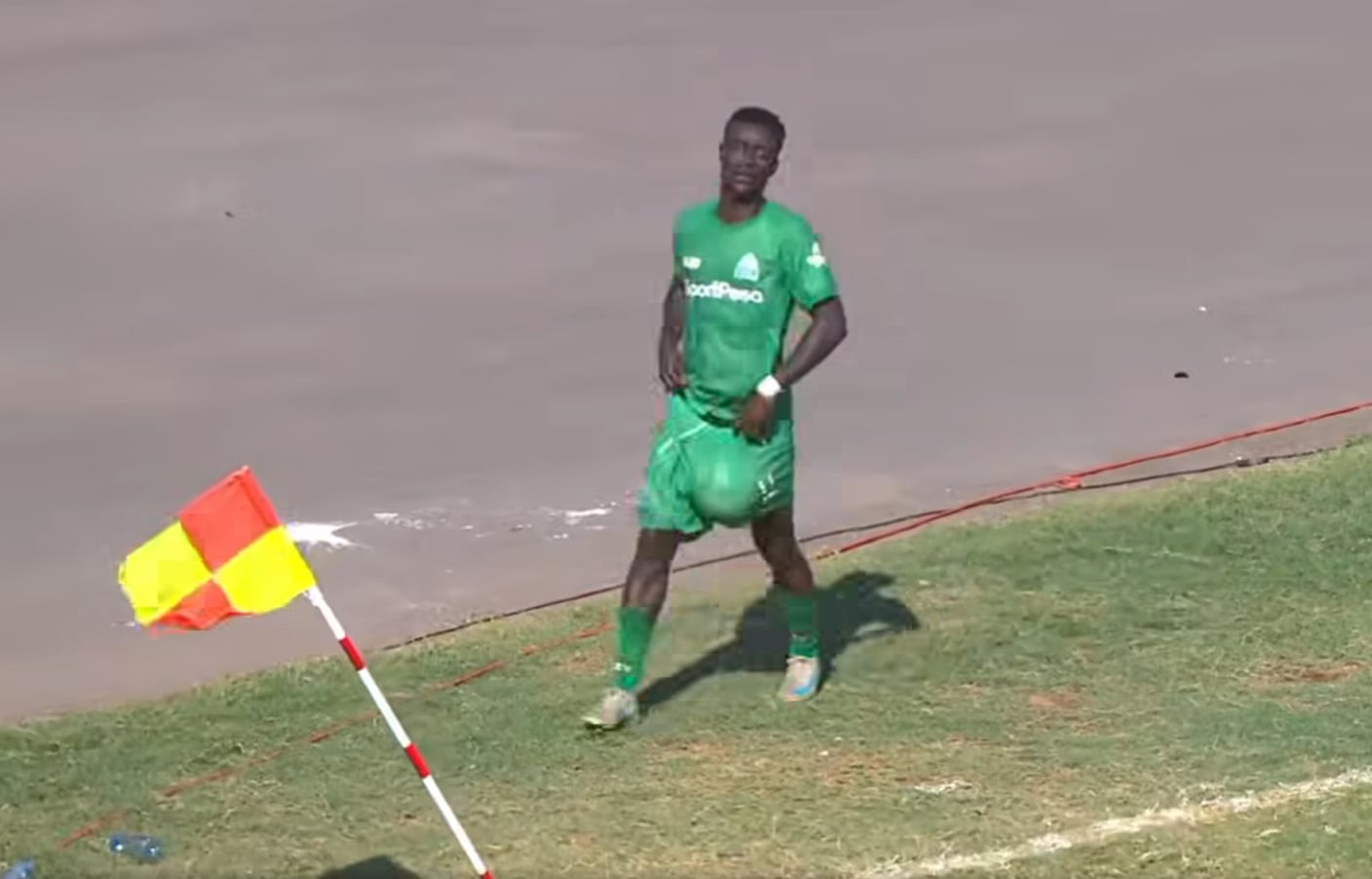 Αυτό είναι κάρτα; Ο πανηγυρισμός ποδοσφαιριστή με προκλητικά υπονοούμενα (video)