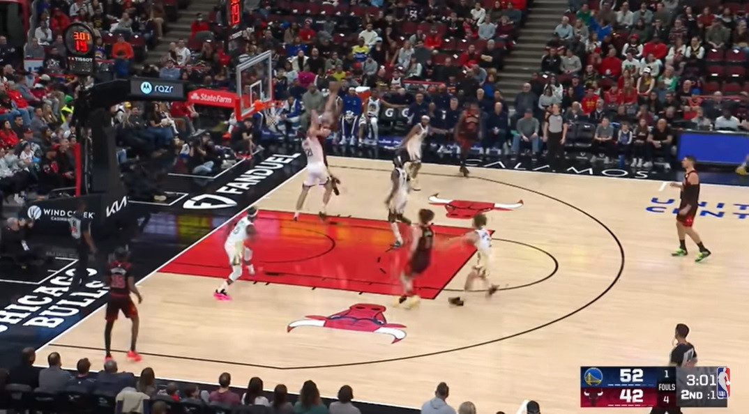 Με σούπερ θέαμα και... ιπτάμενο Μπουζέλις το Top 10 του ΝΒΑ (video)