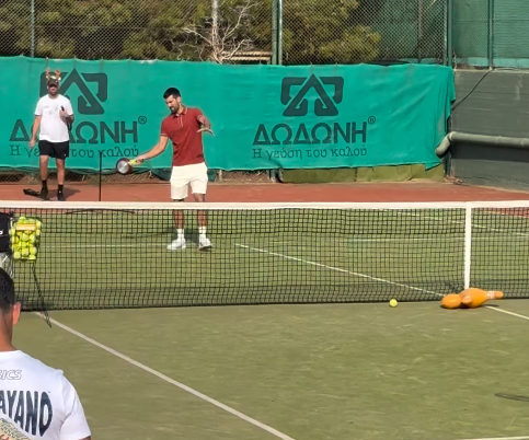 Ο Τζόκοβιτς έπαιξε τένις στο Καβούρι με τηγάνι! (video)