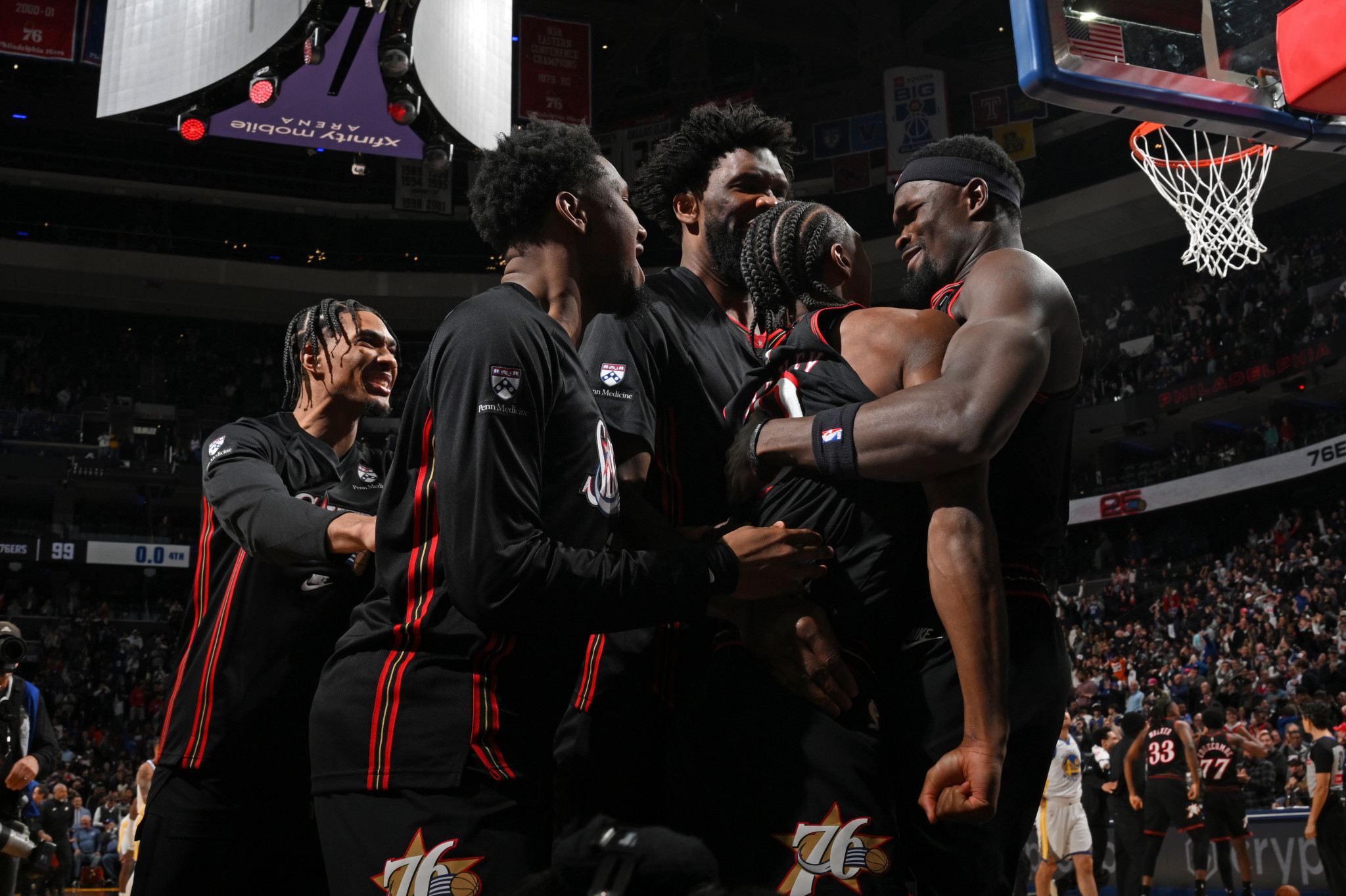 Αδιανόητο φινάλε στην Φιλαδέλφεια: Νικητήριο καλάθι του Ετζεκόμπε και απίθανο μπλοκ του Μάξεϊ (video)