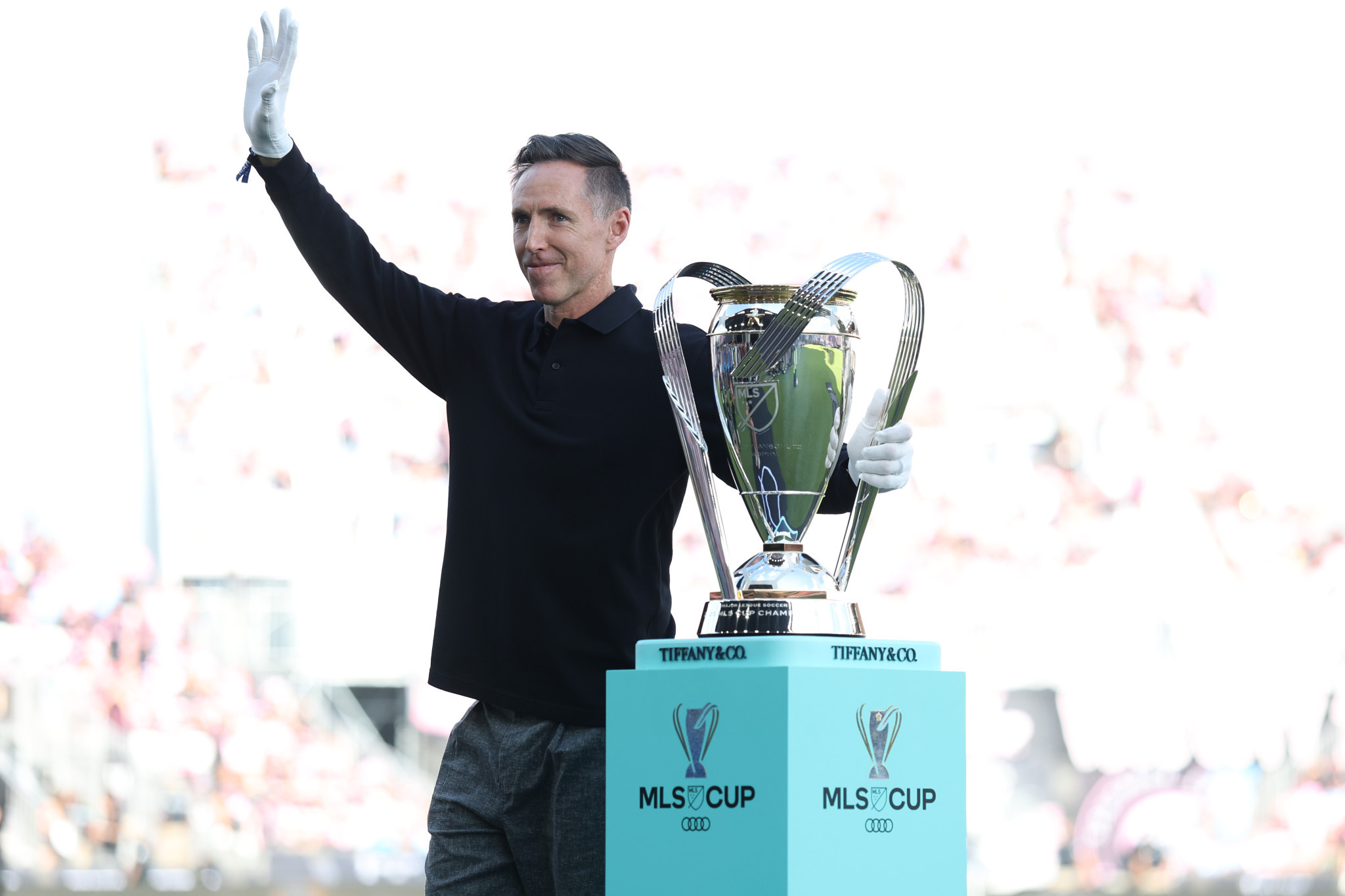 Ο λόγος που θρύλος του NBA μετέφερε το τρόπαιο του MLS πριν τον τελικό φορώντας γάντια (video)