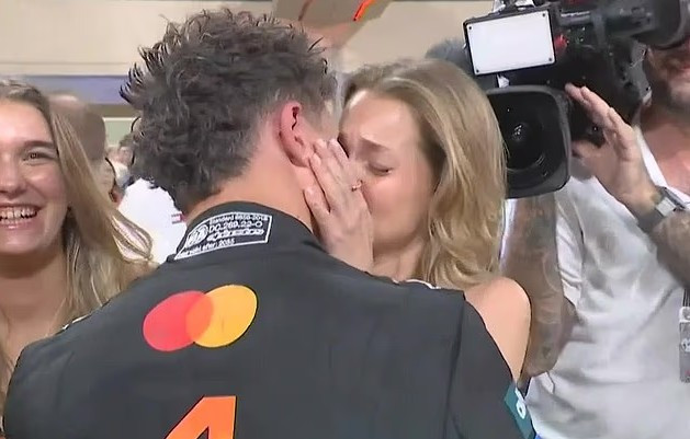 Το «τρυφερό» φιλί του Νόρις στην καλλονή σύντροφό του με το που κατέκτησε την κορυφή! (video)