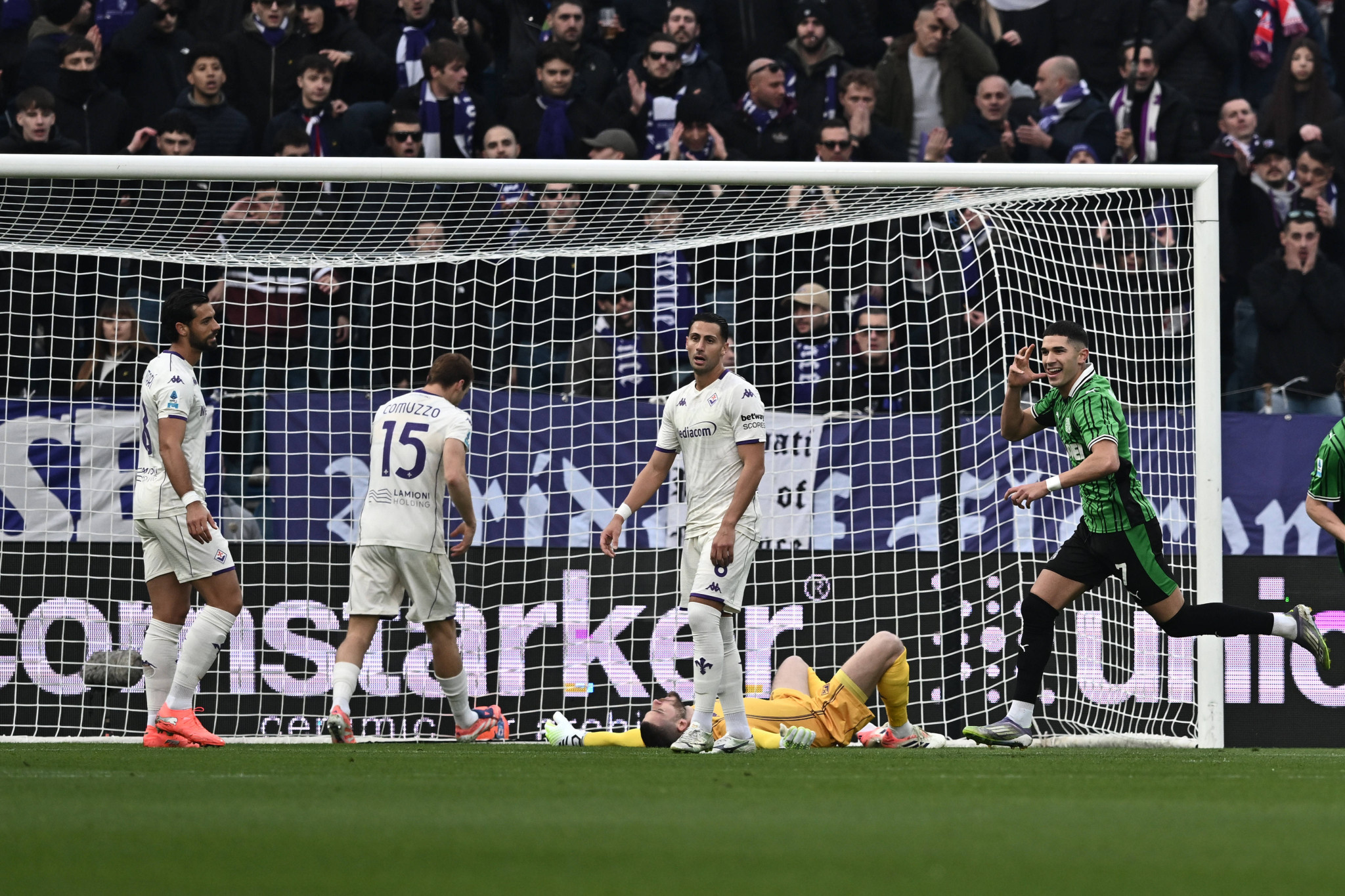 Συνεχίζεται η κατηφόρα για τη Φιορεντίνα: Ήττα με ανατροπή από τη Σασουόλο