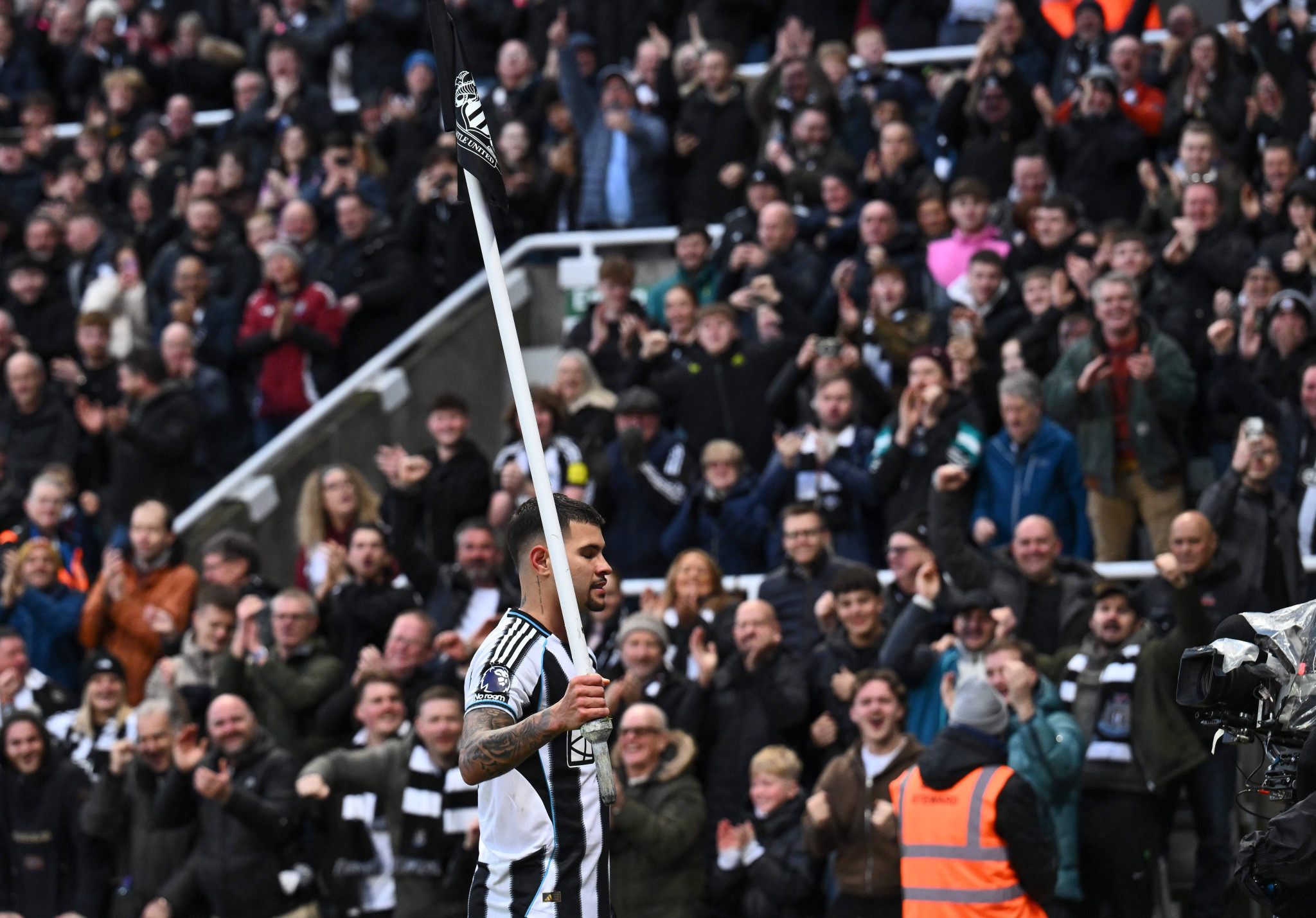 Απίστευτο γκολ στην Premier League: Ο Μπρούνο Γκιμαράες σκόραρε με απευθείας εκτέλεση κόρνερ (video)