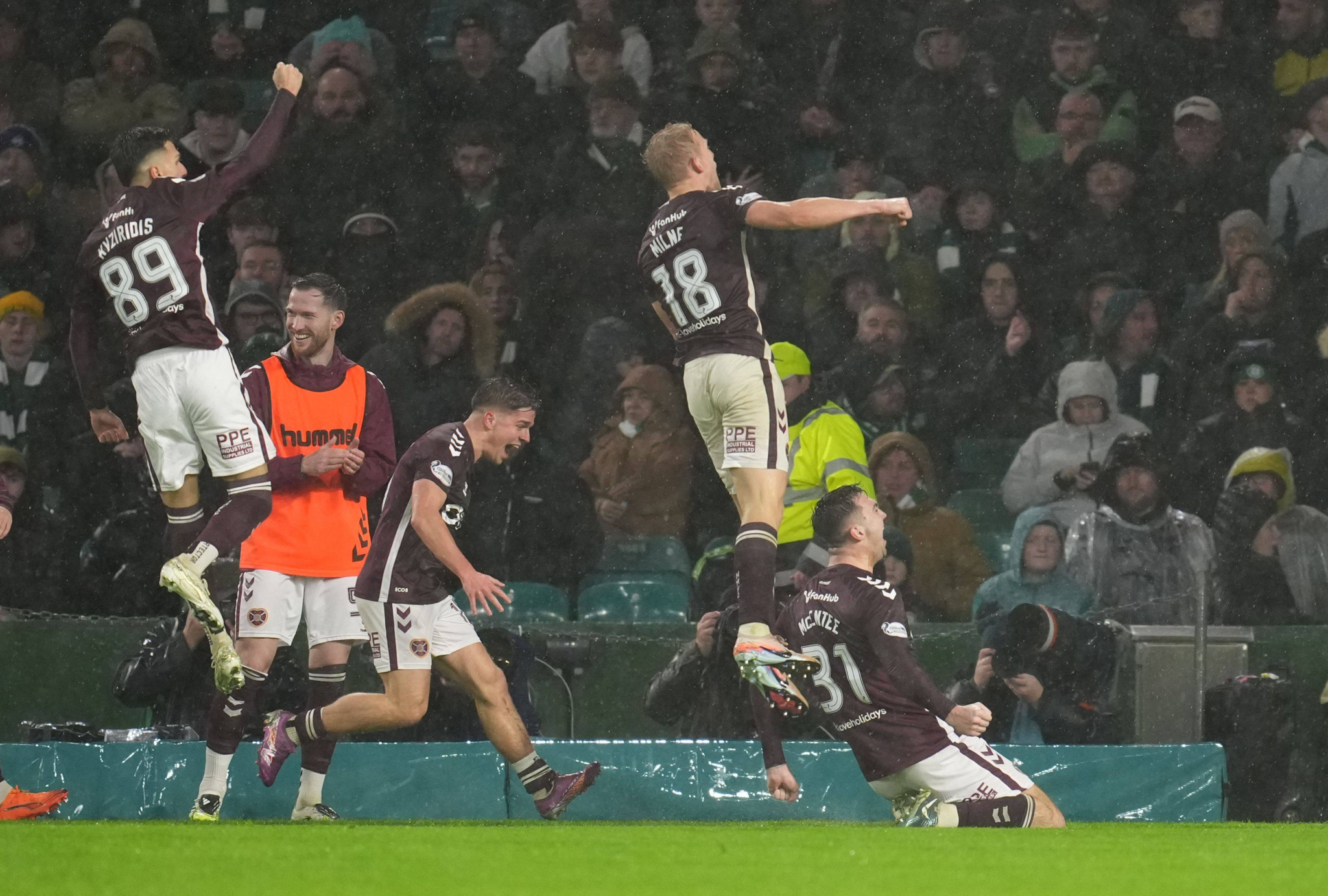 Η Χαρτς του Κυζιρίδη πήρε σπουδαίο «διπλό» στην έδρα της Σέλτικ κι είναι μόνη πρώτη στη κορυφή!