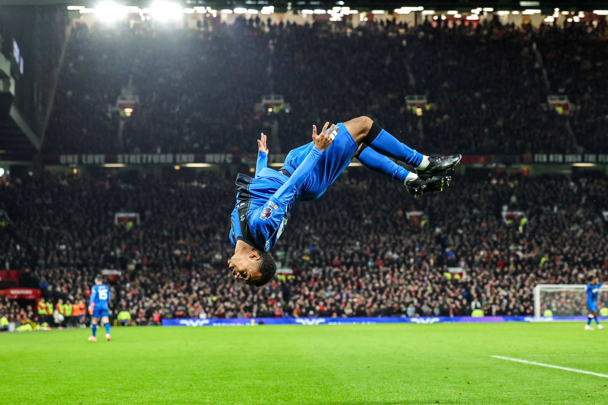 Η Γιουνάιτεντ το έφερε... τούμπα όμως η Μπόρνμουθ «έκλεψε» τον βαθμό στη ματσάρα της χρονιάς!