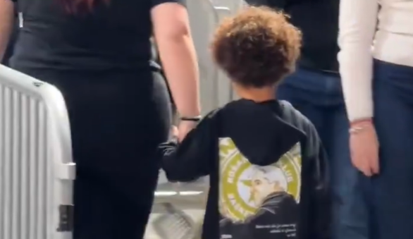 Ο Λεσόρ τζούνιορ στο Βελιγράδι φορώντας φούτερ... Ομπράντοβιτς (video)