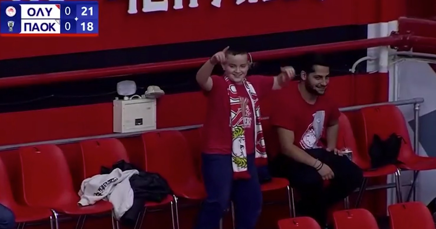 Απίστευτος πιτσιρικάς χόρευε σε κάθε πόντο του Ολυμπιακού (video)