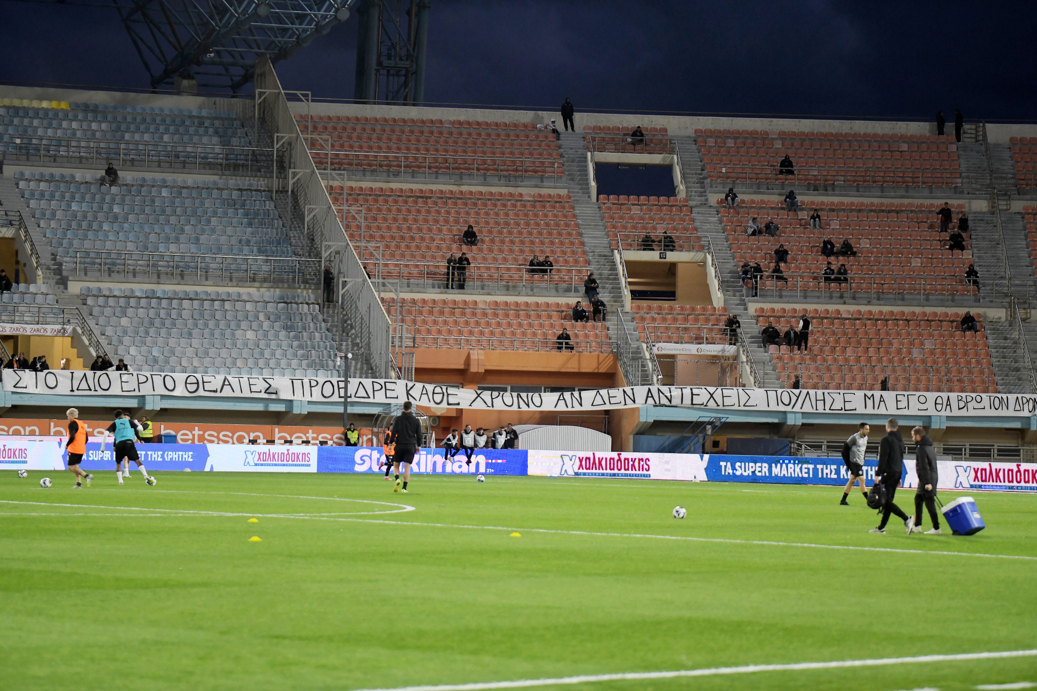 Πανό των οπαδών του ΟΦΗ στον Μπούση: «Αν δεν αντέχεις, πούλησε»!