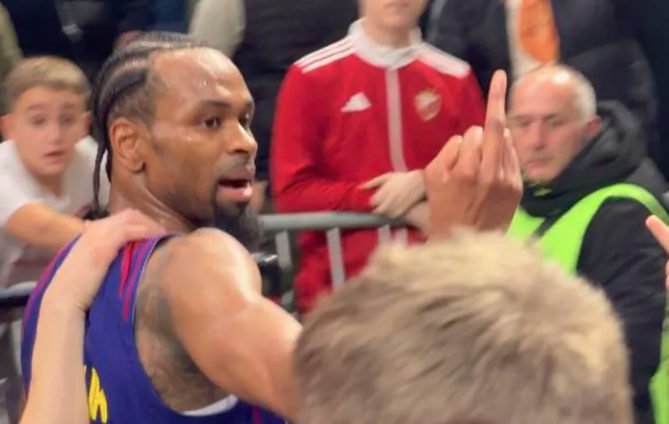 Ο Πάντερ ύψωσε το μεσαίο δάχτυλο στους οπαδούς του Ερυθρού Αστέρα (video)
