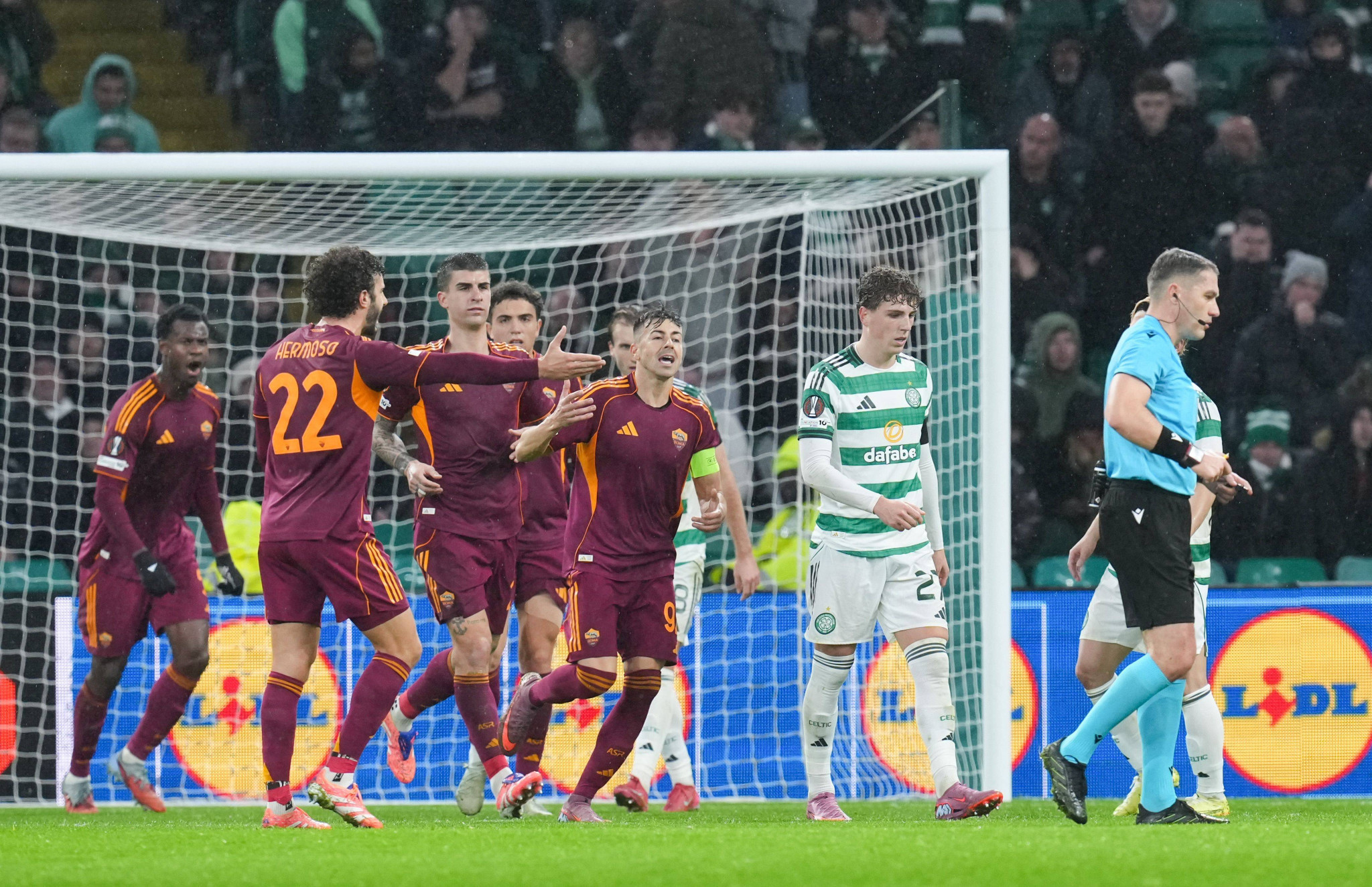 Περίπατος της Ρόμα στο Σέλτικ Παρκ - Το βιολί της η Άστον Βίλα, παραμένει οδηγός η Λυών