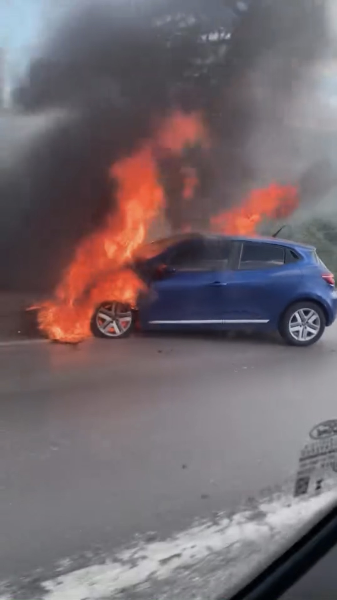 Παίκτης της αντιπάλου της ΑΕΚ γλίτωσε από θαύμα - Κάηκε ολοσχερώς το αμάξι του (video)