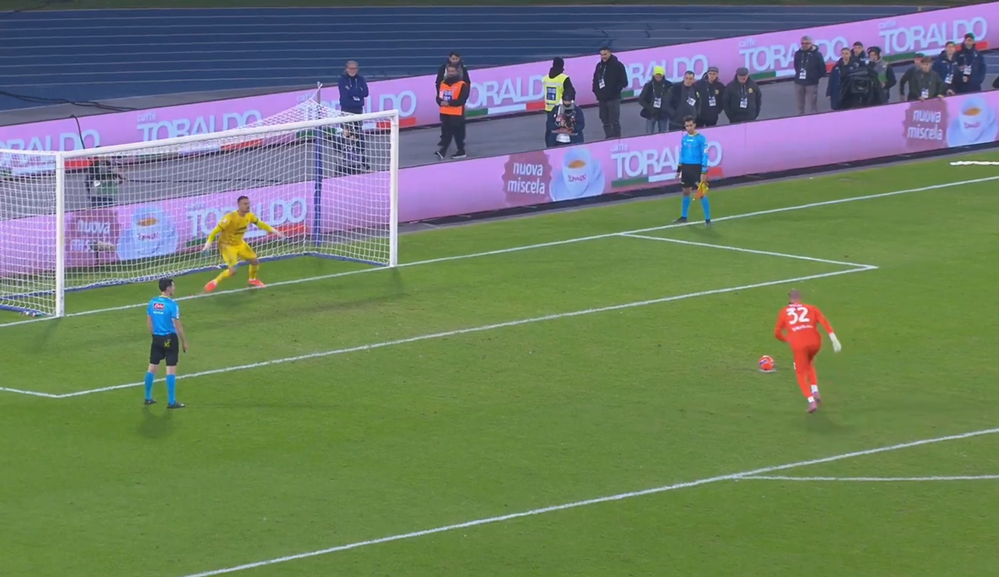 Τρομερό - Ο τερματοφύλακας της Νάπολι εκτέλεσε πέναλτι που ξεπέρασε τα 130 χιλιόμετρα την ώρα!