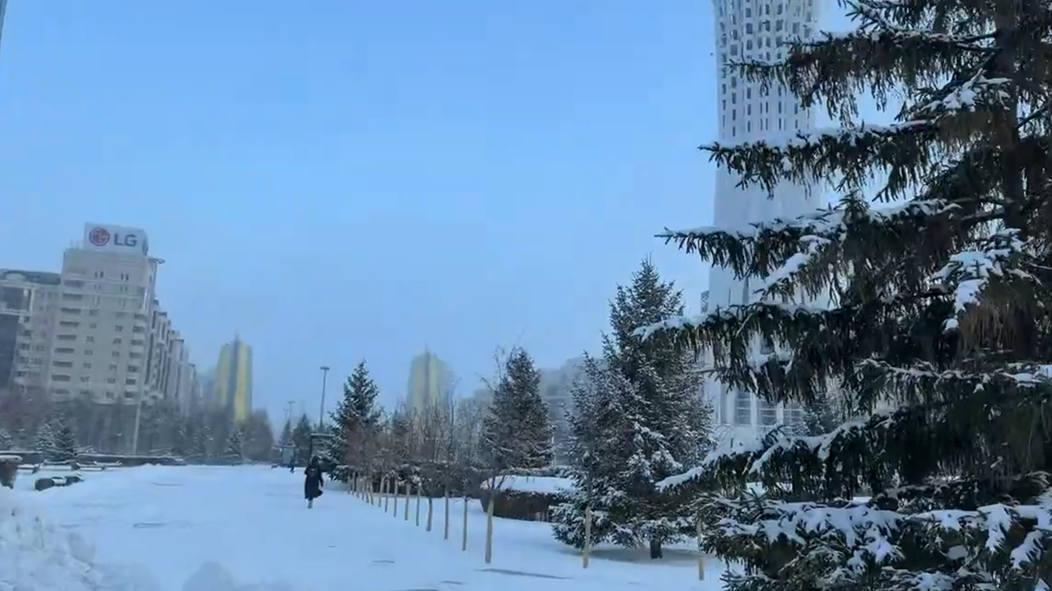 «Είναι απίθανο αυτό που συμβαίνει» - Δυνατός αέρας, έντονη χιονόπτωση και -30 βαθμούς Κελσίου πριν το Καϊράτ - Ολυμπιακός (video)