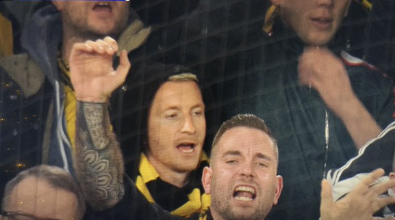 Εκεί που ανήκει - Ο Ρόις είδε το παιχνίδι της Ντόρτμουντ όρθιος στο πέταλο (photo)