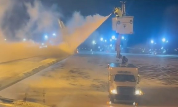 Προσπαθούσαν να ξεπαγώσουν το χιόνι για να αναχωρήσει ο Ολυμπιακός - Έφυγε με μια ώρα καθυστέρηση