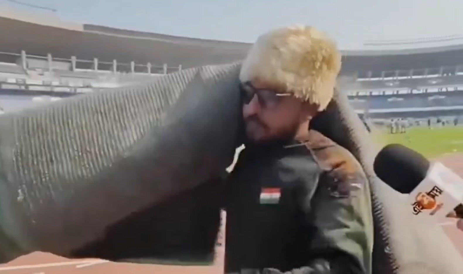 Απίθανο σκηνικό: Δεν είδε τον Μέσι, αλλά βρήκε το χαλί που χρειαζόταν για το σπίτι (video)