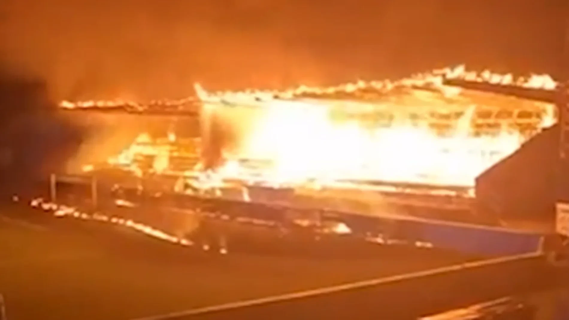 Δεν το πήραν και πολύ ψύχραιμα - Η Χάκα υποβιβάστηκε και οι φίλαθλοι έκαψαν το γήπεδο (video)