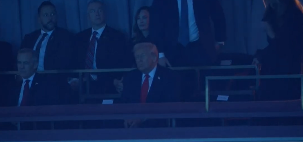 Η Μελάνια άργησε να πάει στην κλήρωση του Μουντιάλ - Το βλέμμα του Τραμπ (video)