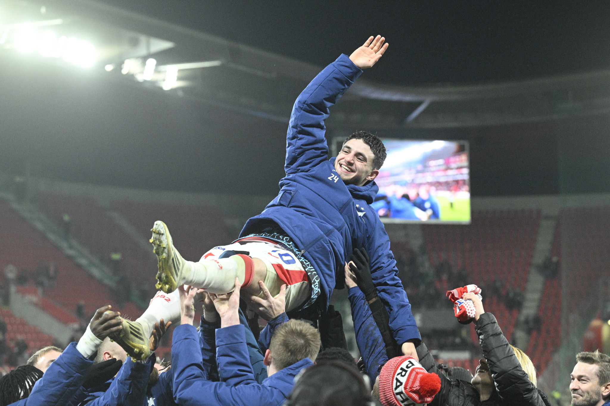 Στιγμές αποθέωσης για τον Ζαφείρη στο τελευταίο του παιχνίδι με τη Σλάβια Πράγας (video)