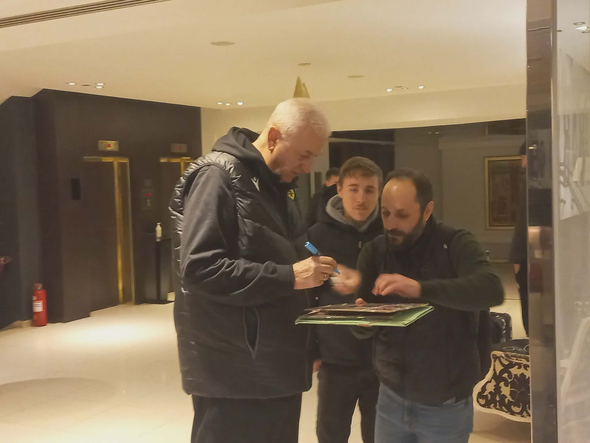 Υποδοχή της ΑΕΚ στην Πάτρα και αποθέωση για Σακοτα και παίκτες